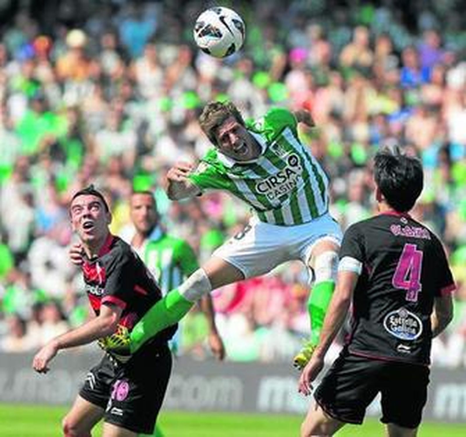 Rubén Pérez salta entre Iago Aspas y Borja Oubiña.