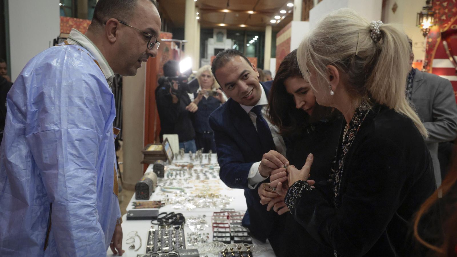 El ministro de artesanía marroquí le regaló un anillo a Patricia del Pozo y a Rocío Blanco