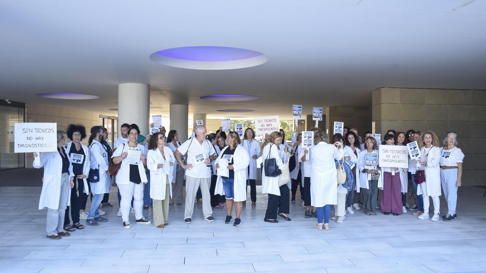 Las fotos de la concentración de los Técnicos Superiores Sanitarios en el Hospital de La Línea