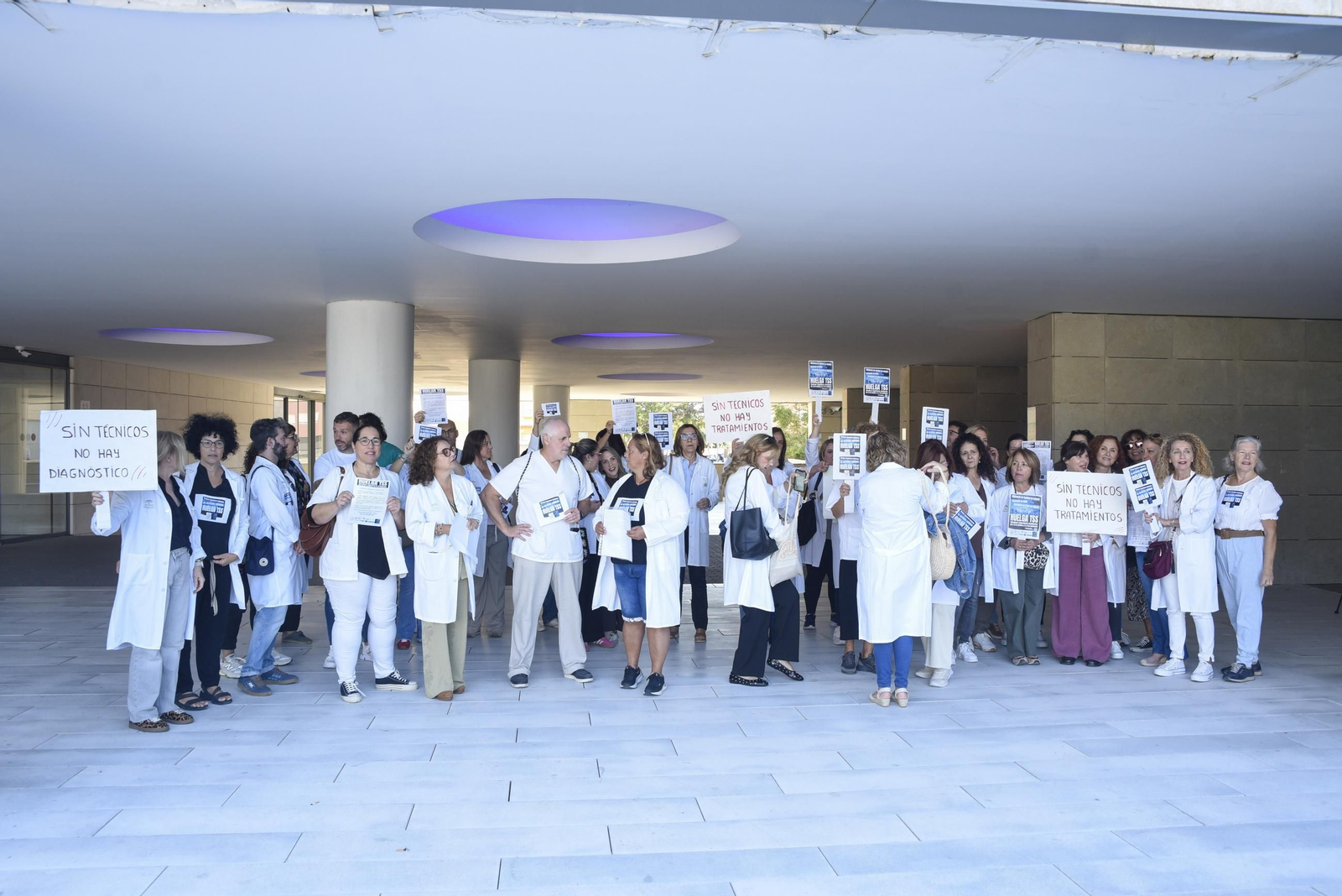 Las fotos de la concentración de los Técnicos Superiores Sanitarios en el Hospital de La Línea