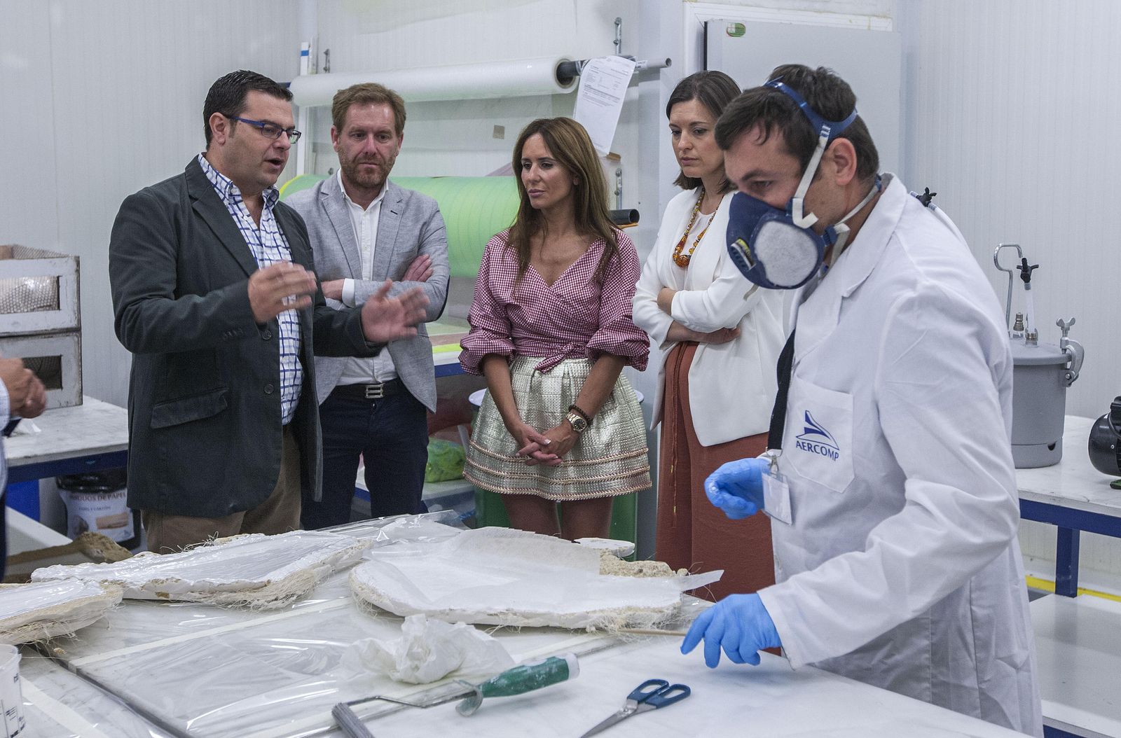 Visita de la delegada territorial y de la alcaldesa a Aercomp.