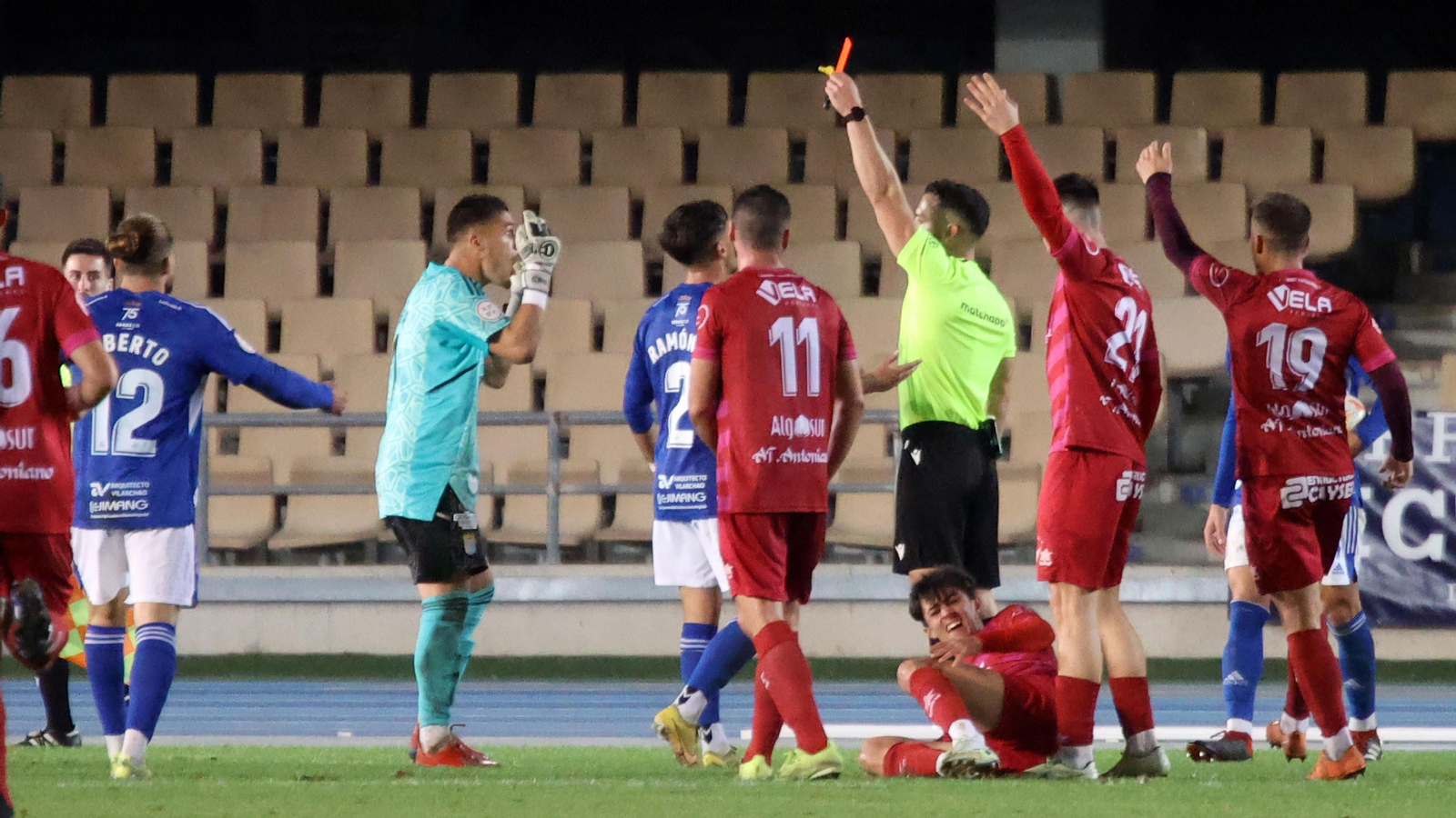 Álvarez Rodríguez le muestra la tarjeta roja a César.