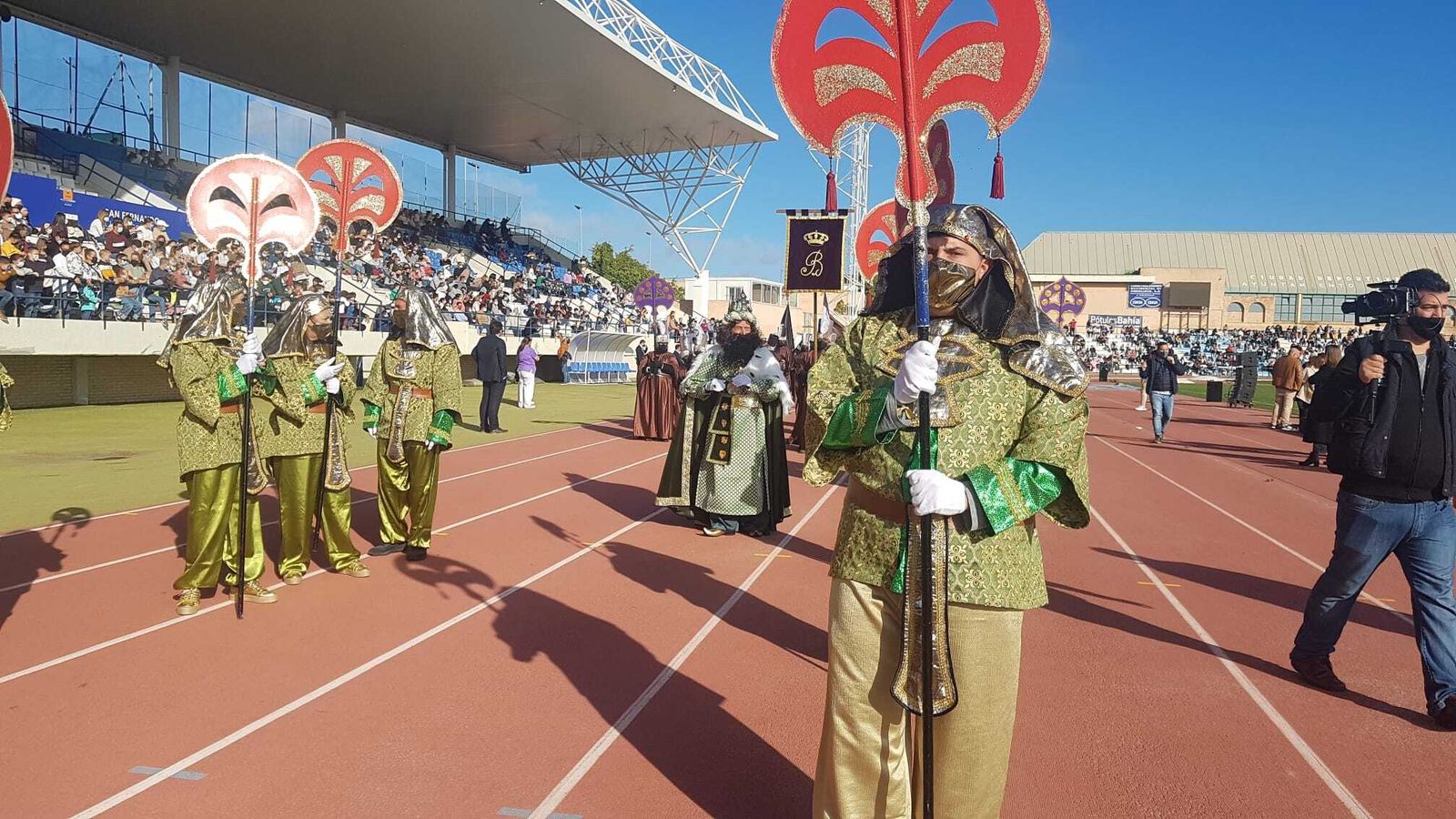 Los Reyes Magos llegan en helicóptero a San Fernando.