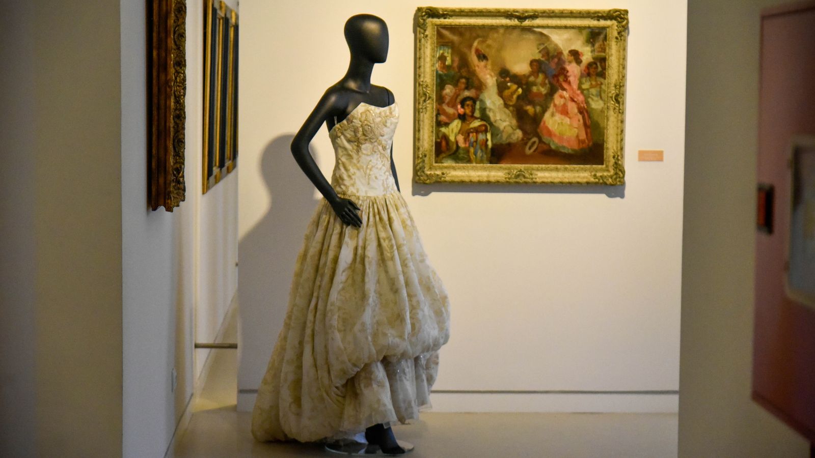 Exposición ' Vísteme: de la Alta Costura al Arte, 90 años de historia de la moda' en el Museo Cruz Herrera
