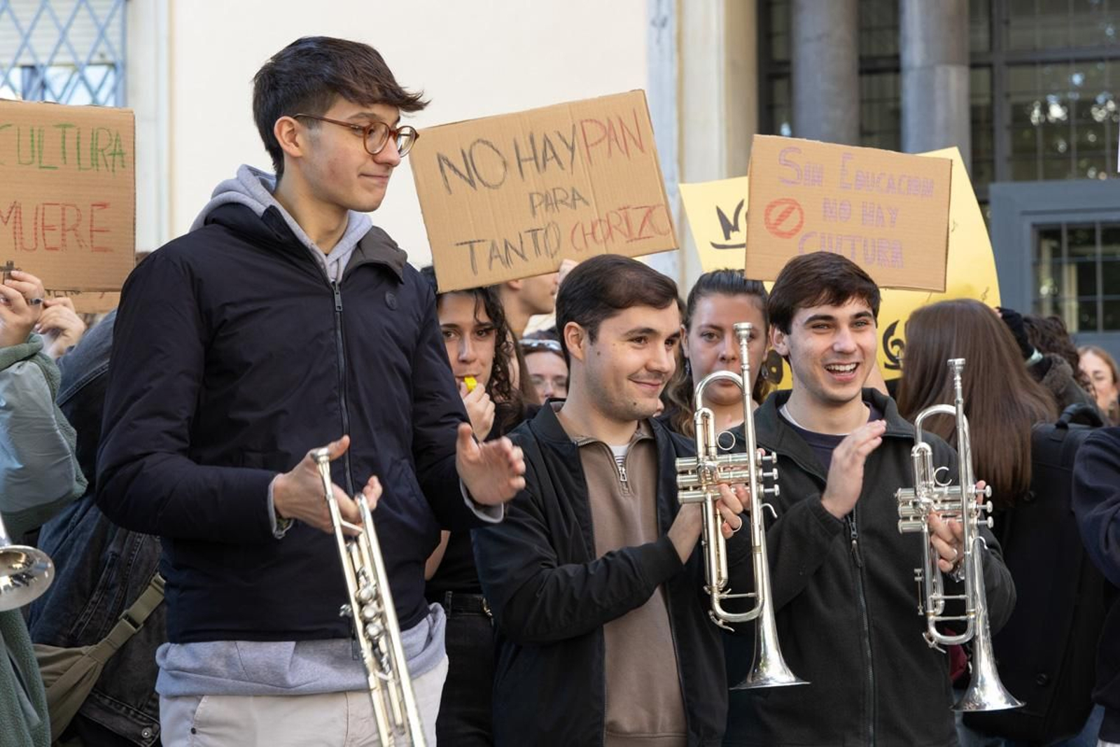 Concentración del alumnado del Conservatorio Superior de Música de Jaén para reclamar a la Junta de Andalucía que cumpla con los compromisos de dotación instrumental de la nueva sede