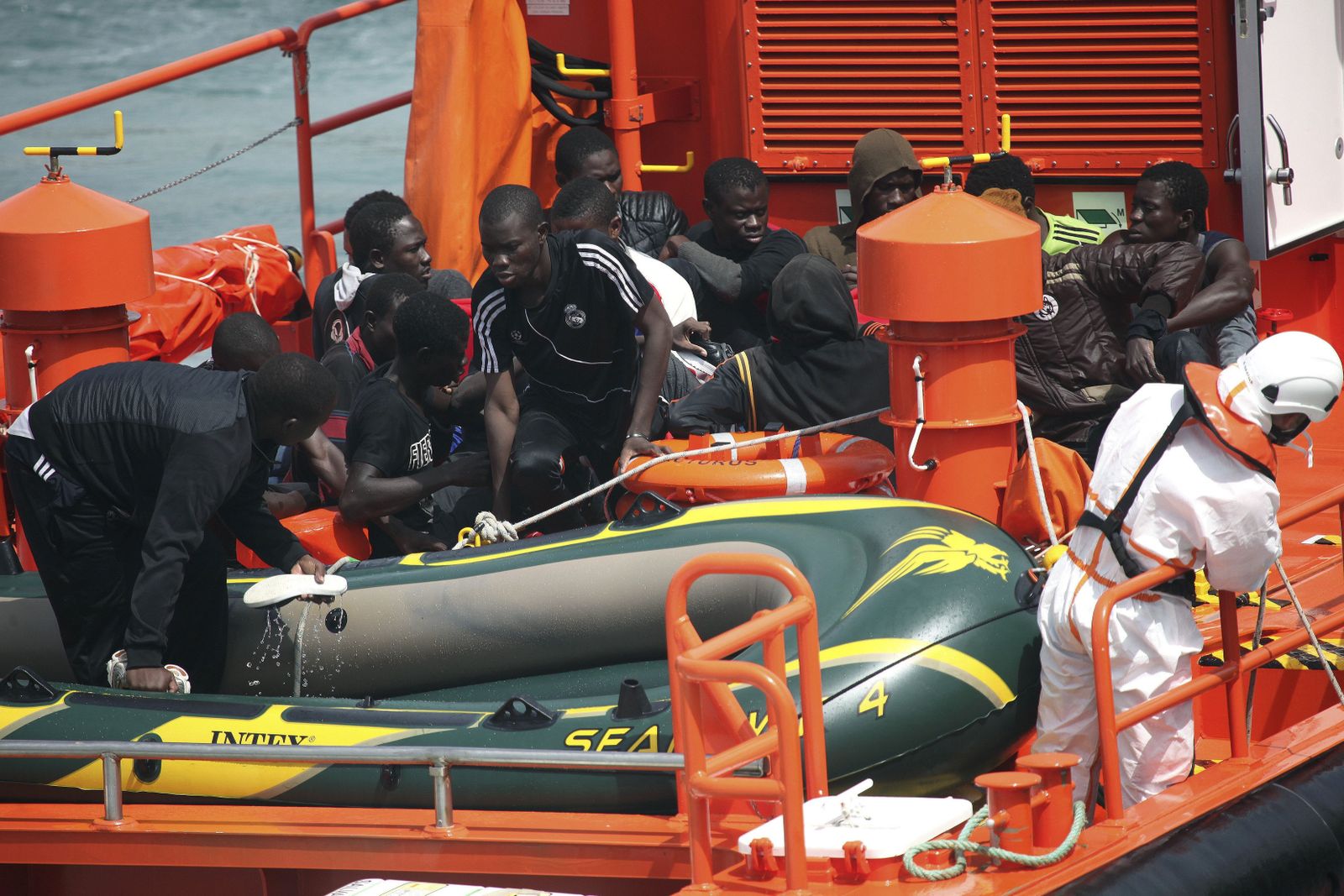 Rescatados 17 migrantes en el Estrecho