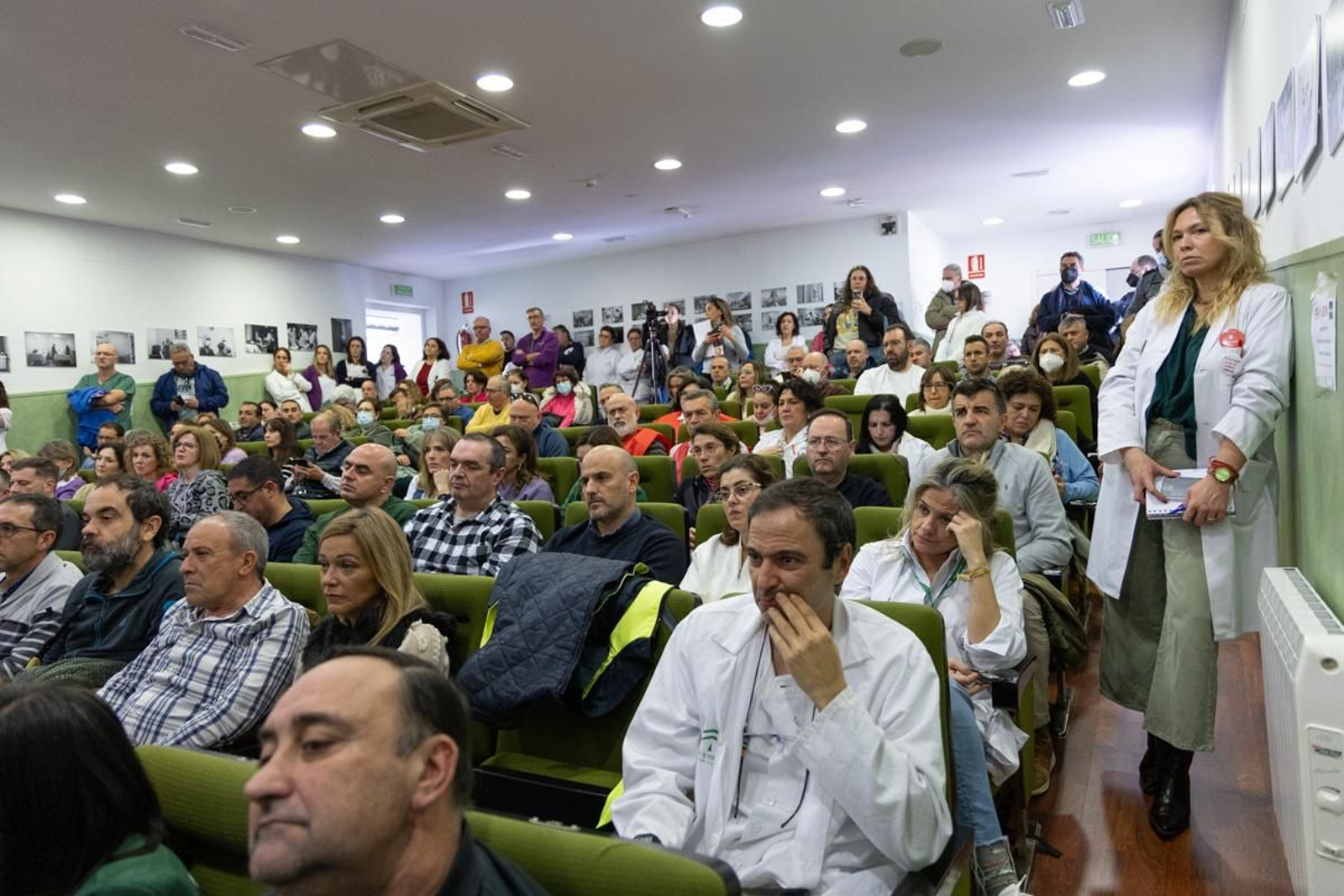 Encierro y asamblea convocado por CCOO, Satse, CSIF y UGT para denunciar el incumplimiento de los acuerdos en materia sanitaria por parte de la Junta de Andalucía