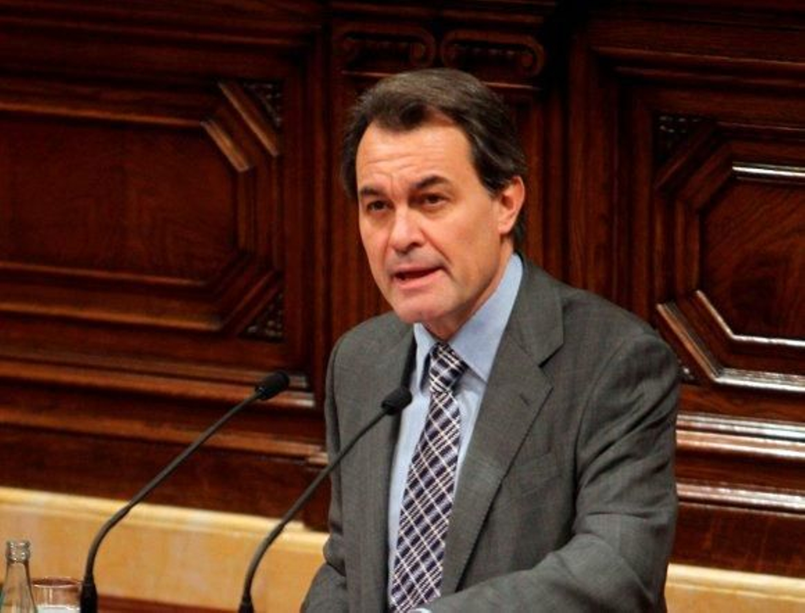 Mas se compromete a no subir los impuestos y a reducir el paro a la mitad en Cataluña