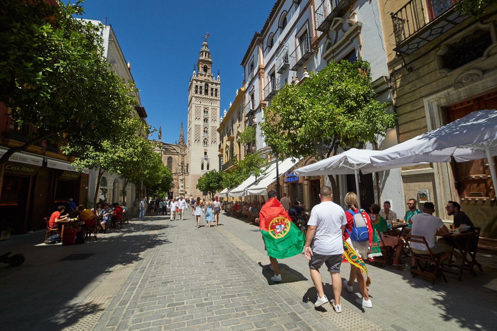 Imágenes de la convivencia entre belgas y portugueses por las calles de Sevilla.