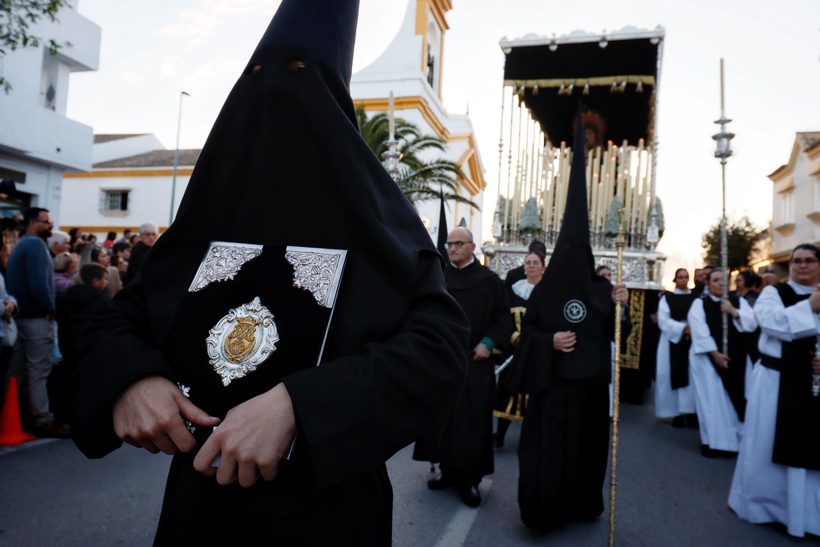 Imágenes de la salida de la Soledad en la Semana Santa de Chiclana 2025