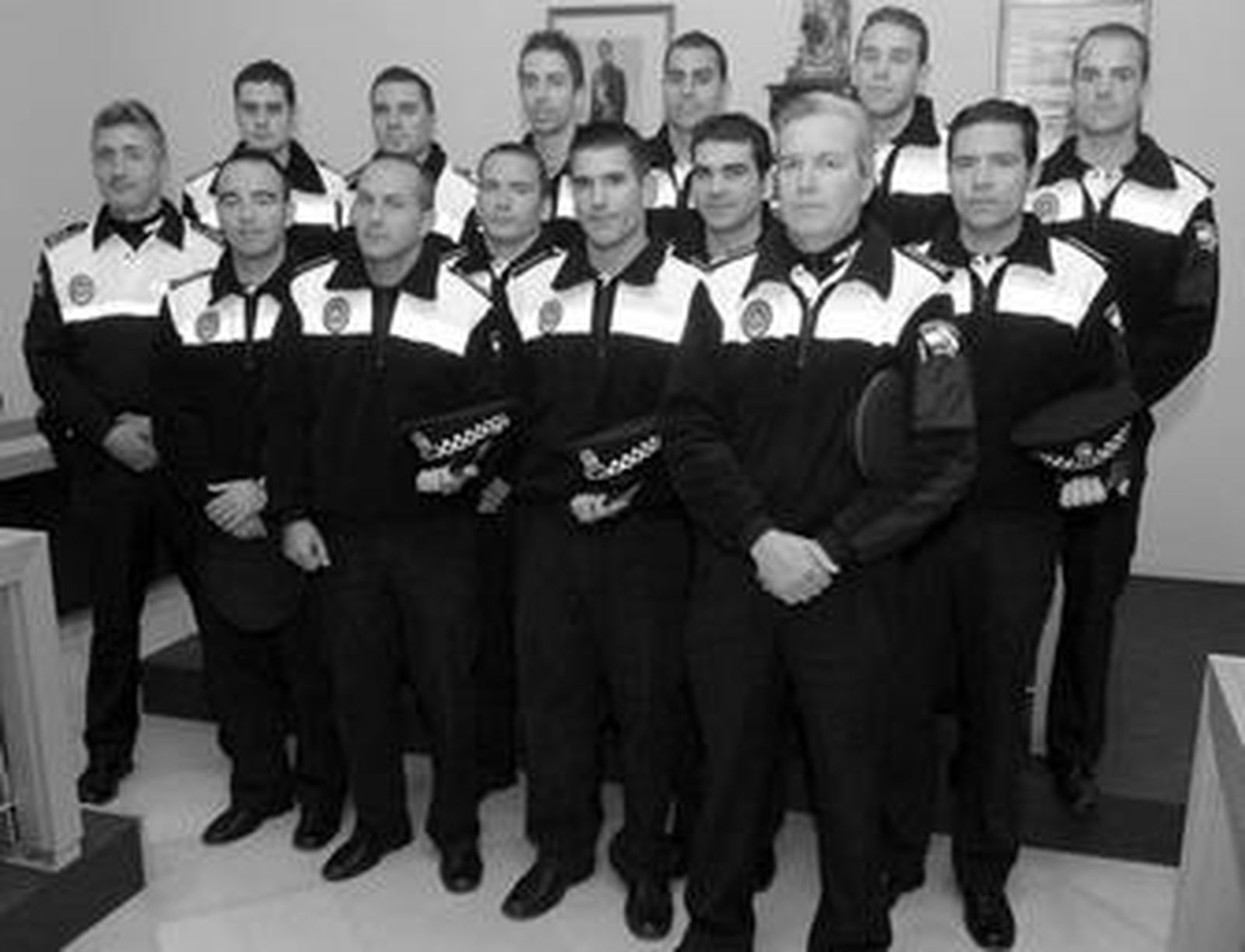 Los nuevos agentes posan junto al Intendente Mayor, Juan Carlos Castro.