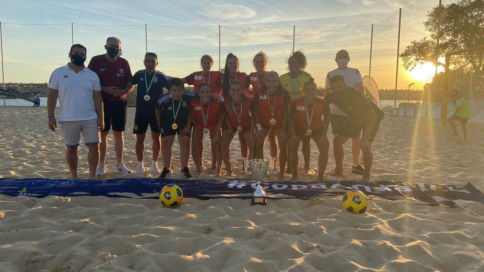 El equipo femenino del Recreativo de fútbol playa.