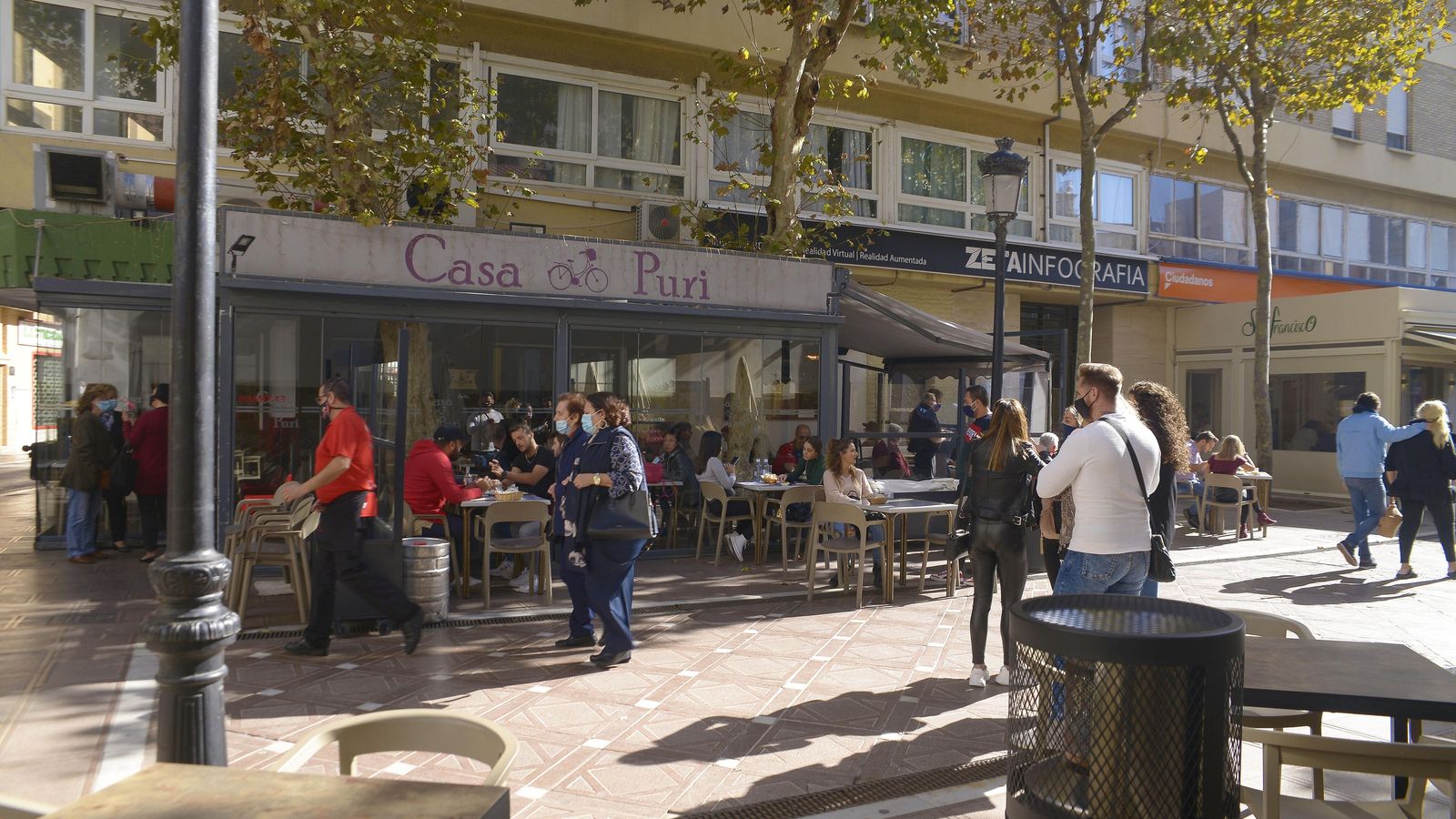 Ambiente en el centro de La Línea.