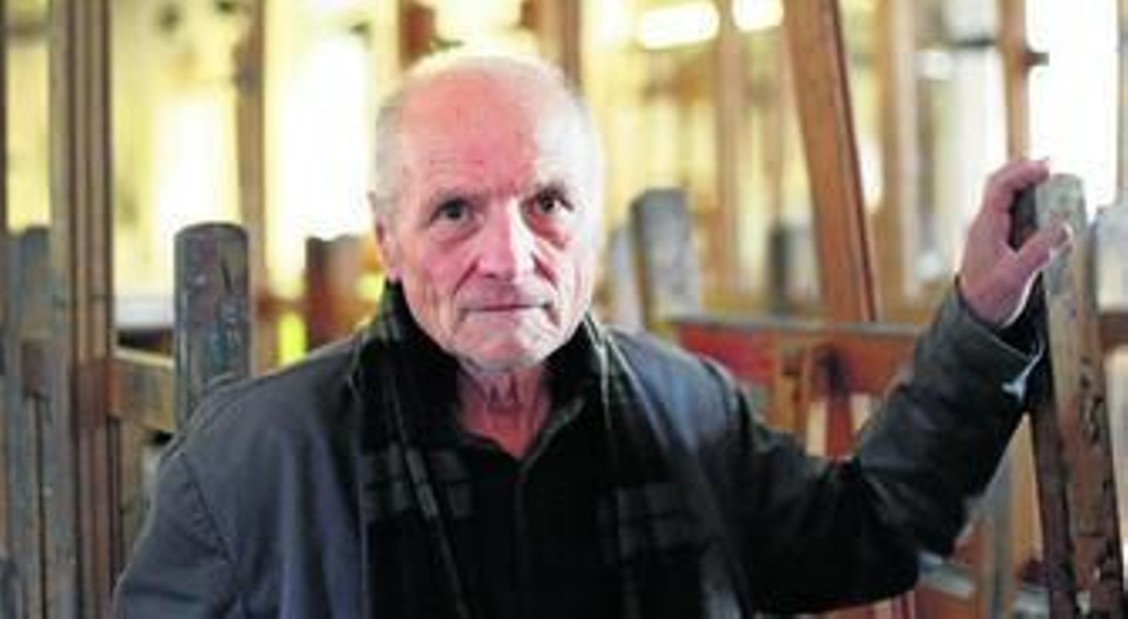 Antonio López posa ante los caballetes del Aula de Pintura 3 donde ayer se encontró con los creadores jóvenes granadinos.