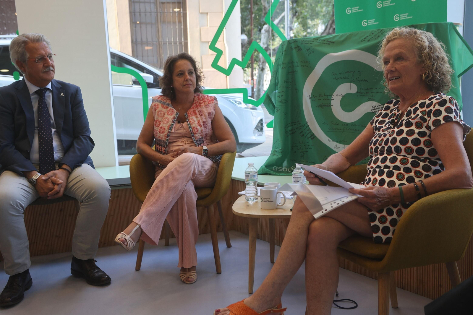 La consejera de Salud, Catalina García, en un momento del acto en la sede de la AECC en Sevilla, junto a Ana Casas.