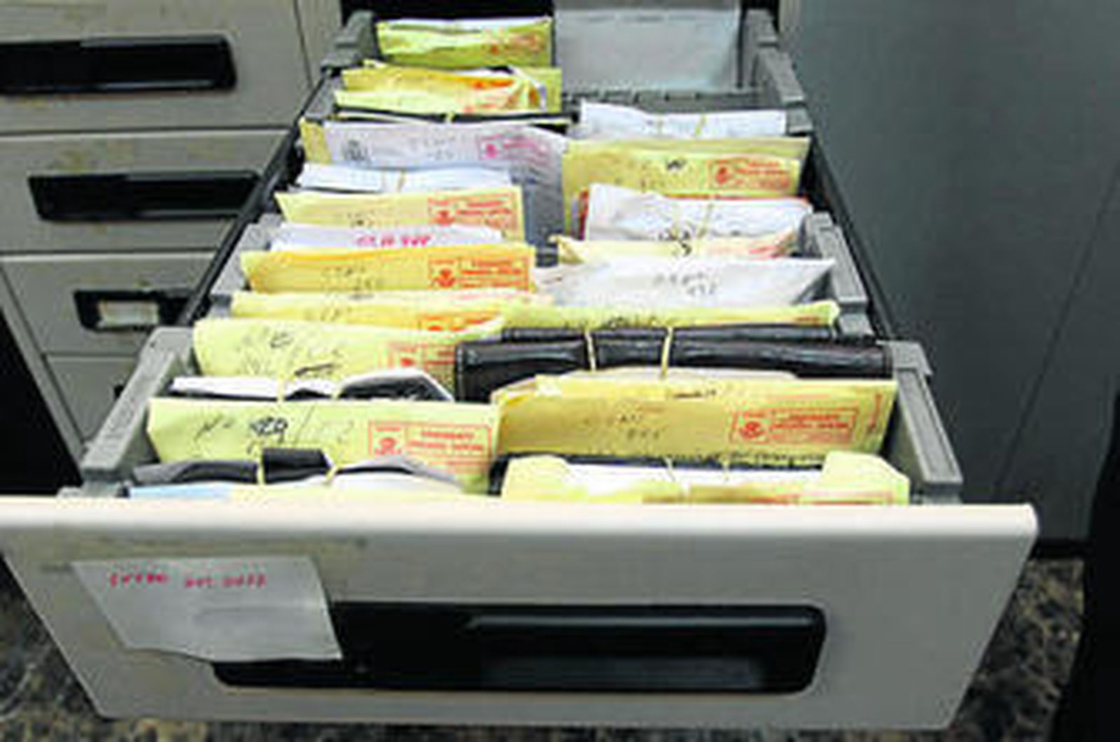 Rafael Vera entrega el pasaporte recuperado a la cantante Diana Navarro.