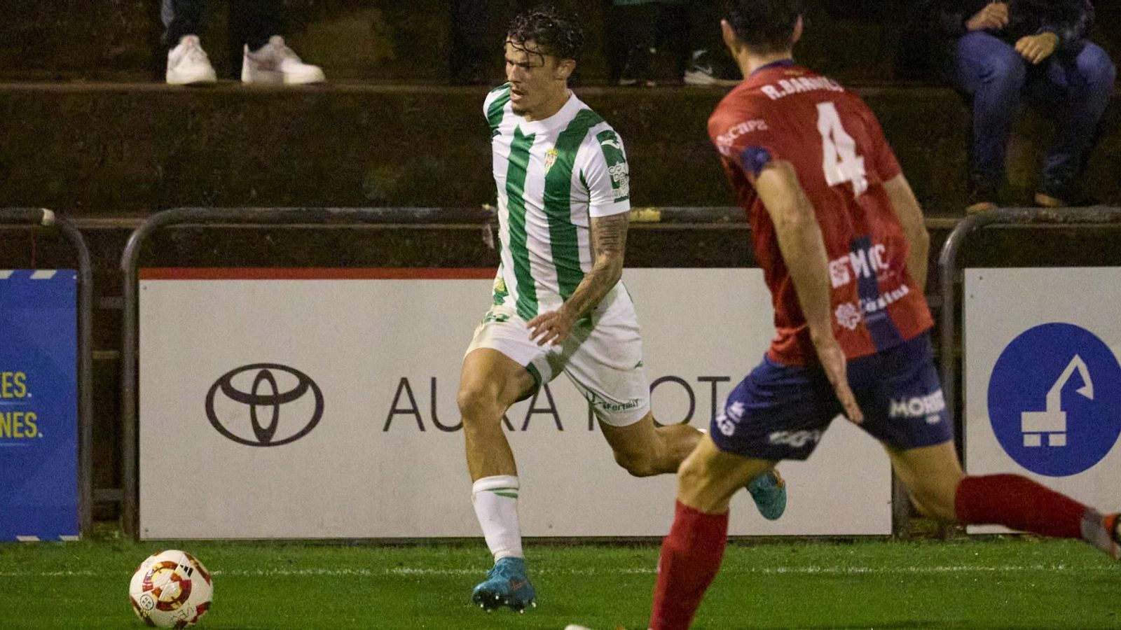 Jude Soonsup-Bell controla el balón en el primer tiempo del Olot - Córdoba CF.