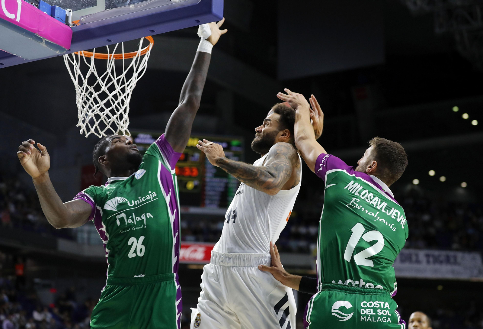 Dragan Milosavljevic intenta taponar a Jeff Taylor.