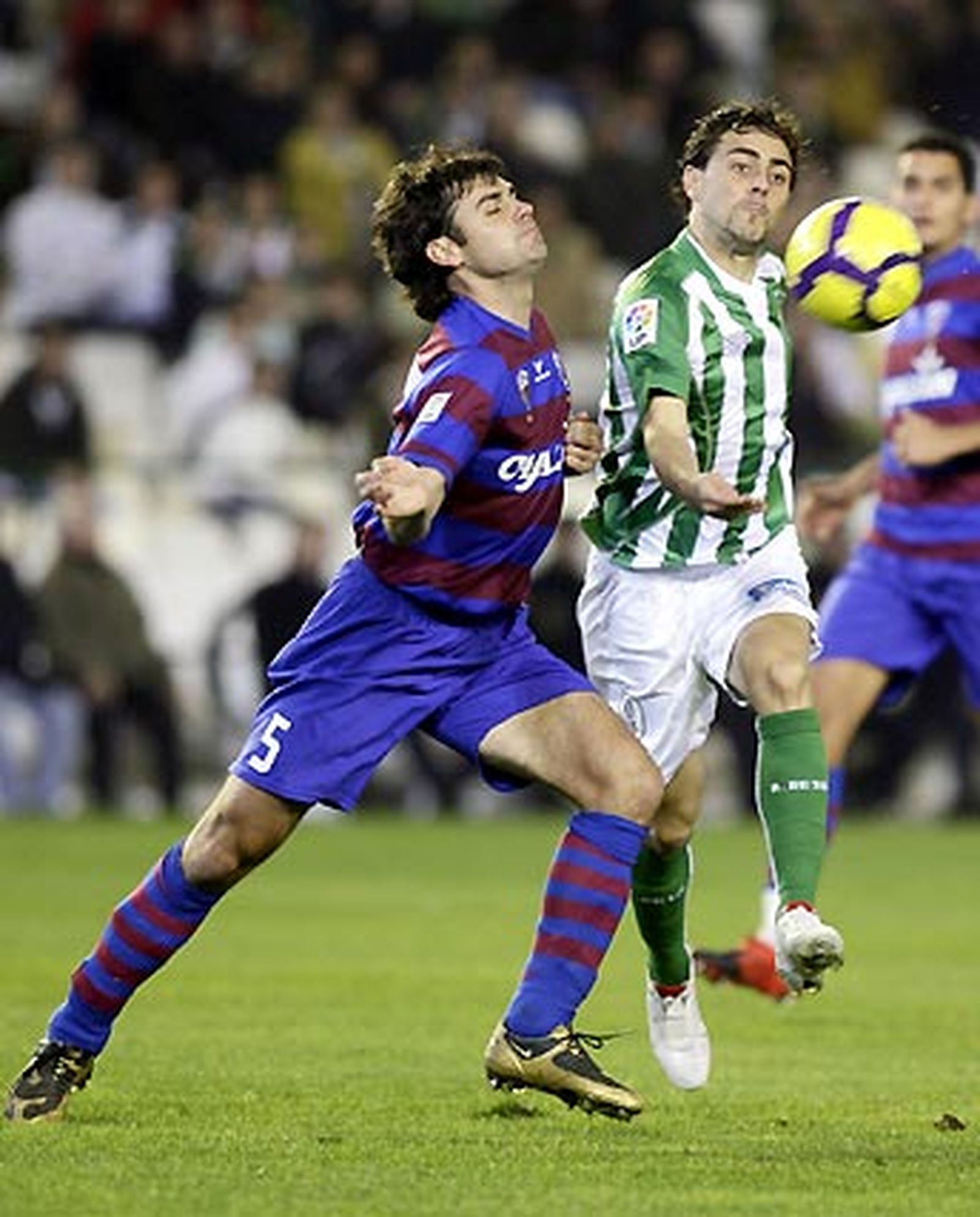 El Betis deja escapar dos puntos ante el Huesca (1-1) en los últimos compases de un partido en el que los de Antonio Tapia terminaron con dos expulsados.

Foto: Antonio Pizarro