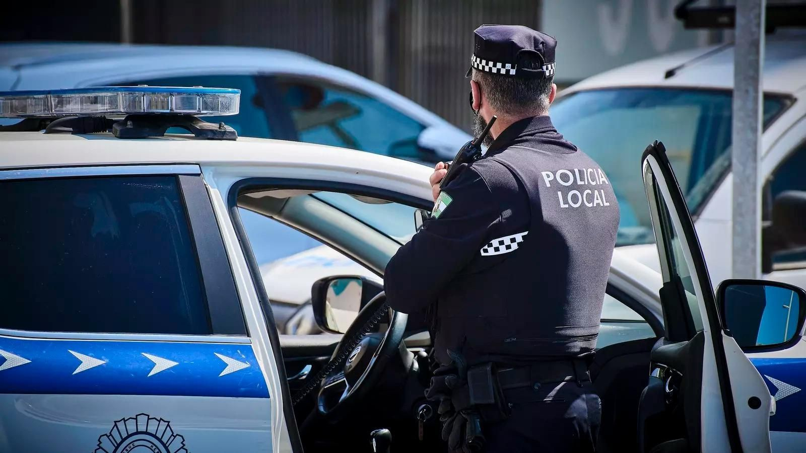 Un agente de la Policía Local de Cádiz en pleno servicio