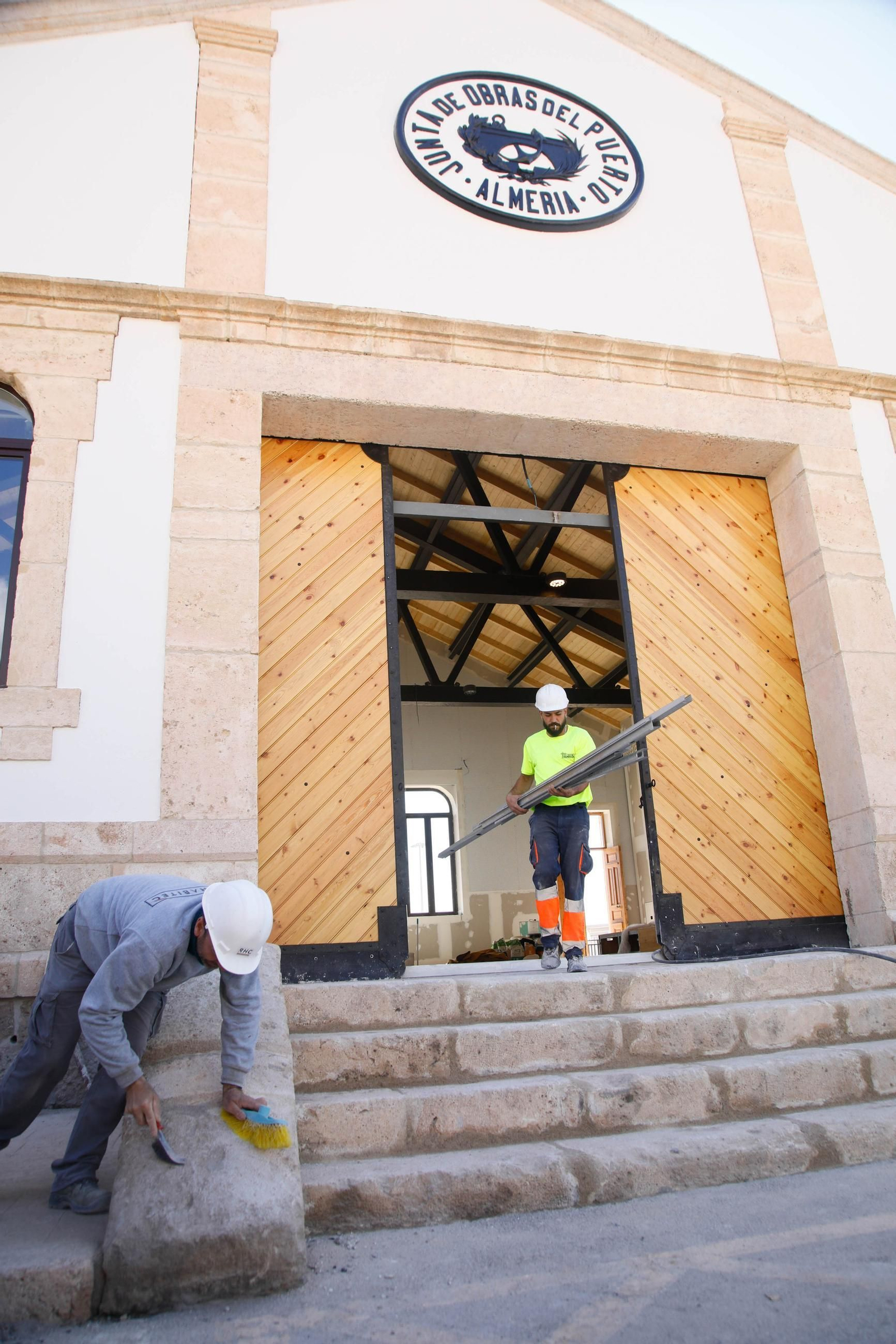 Las imágenes de la visita a la obras del Puerto de Almería