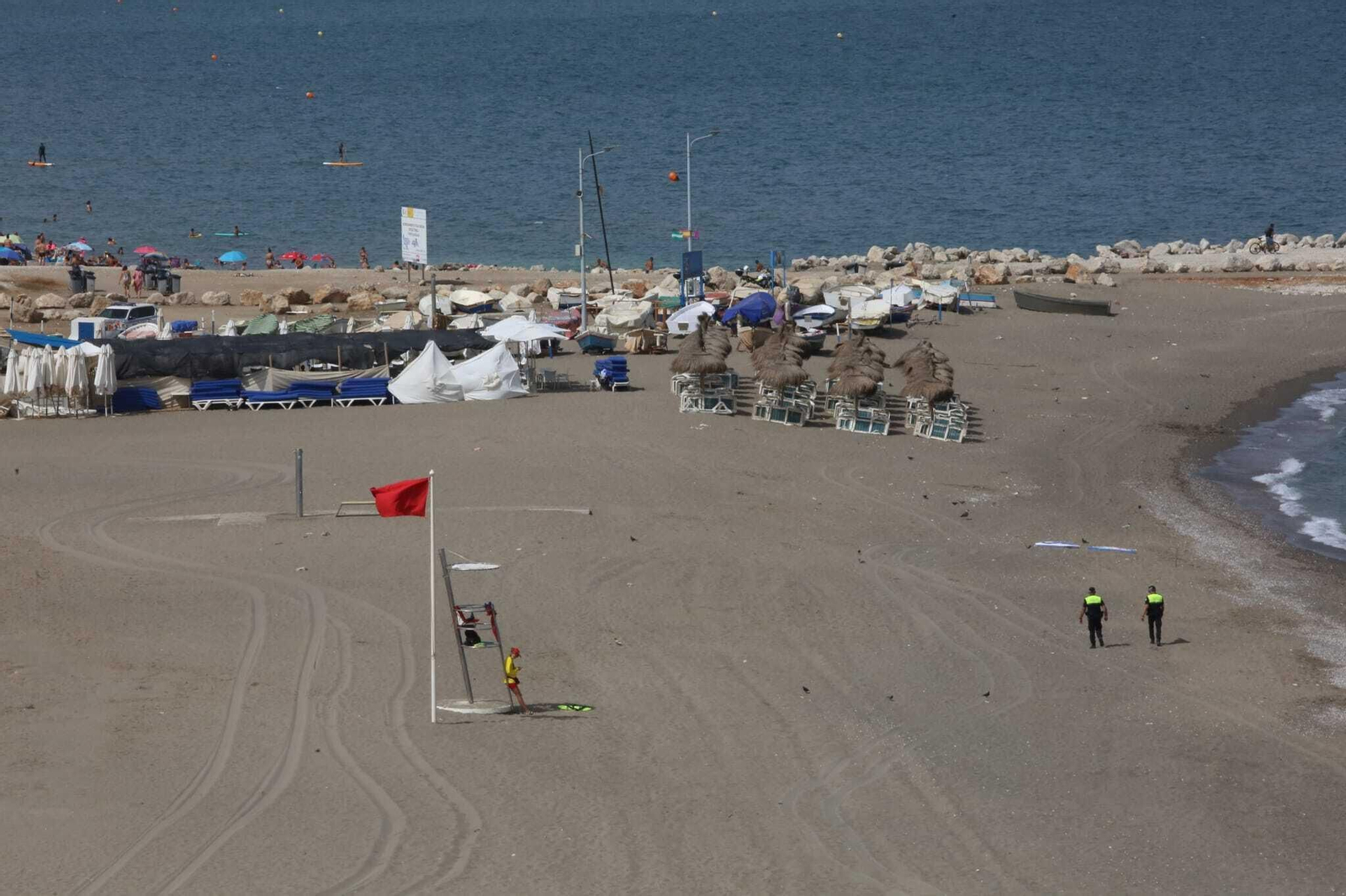 Bandera roja en la playa de Sacaba por la inundación de aguas fecales.