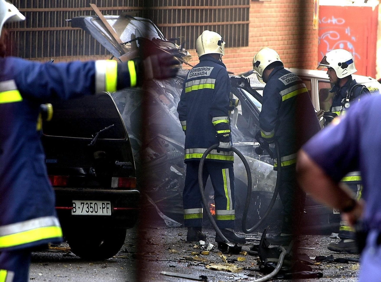 A las pocas horas del asesinato a tiros de Luis Portero, a escasos metros de su casa, explosionó el coche que habían dejado los mismos terroristas.
