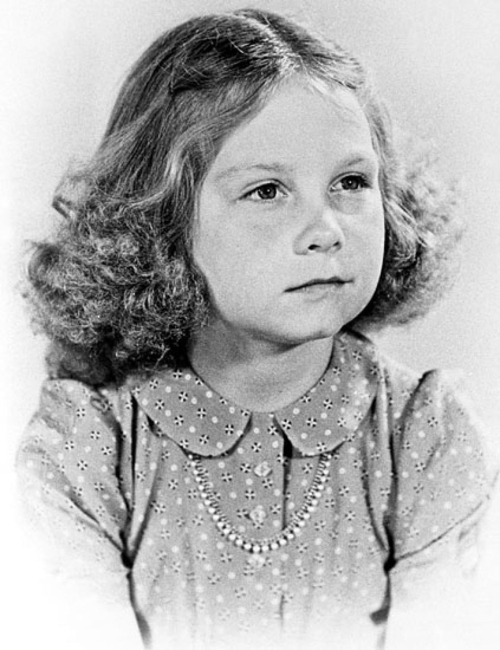 Tres imágenes de Doña Sofía. De i. a dcha, de niña, cuando era Princesa y en su madurez.