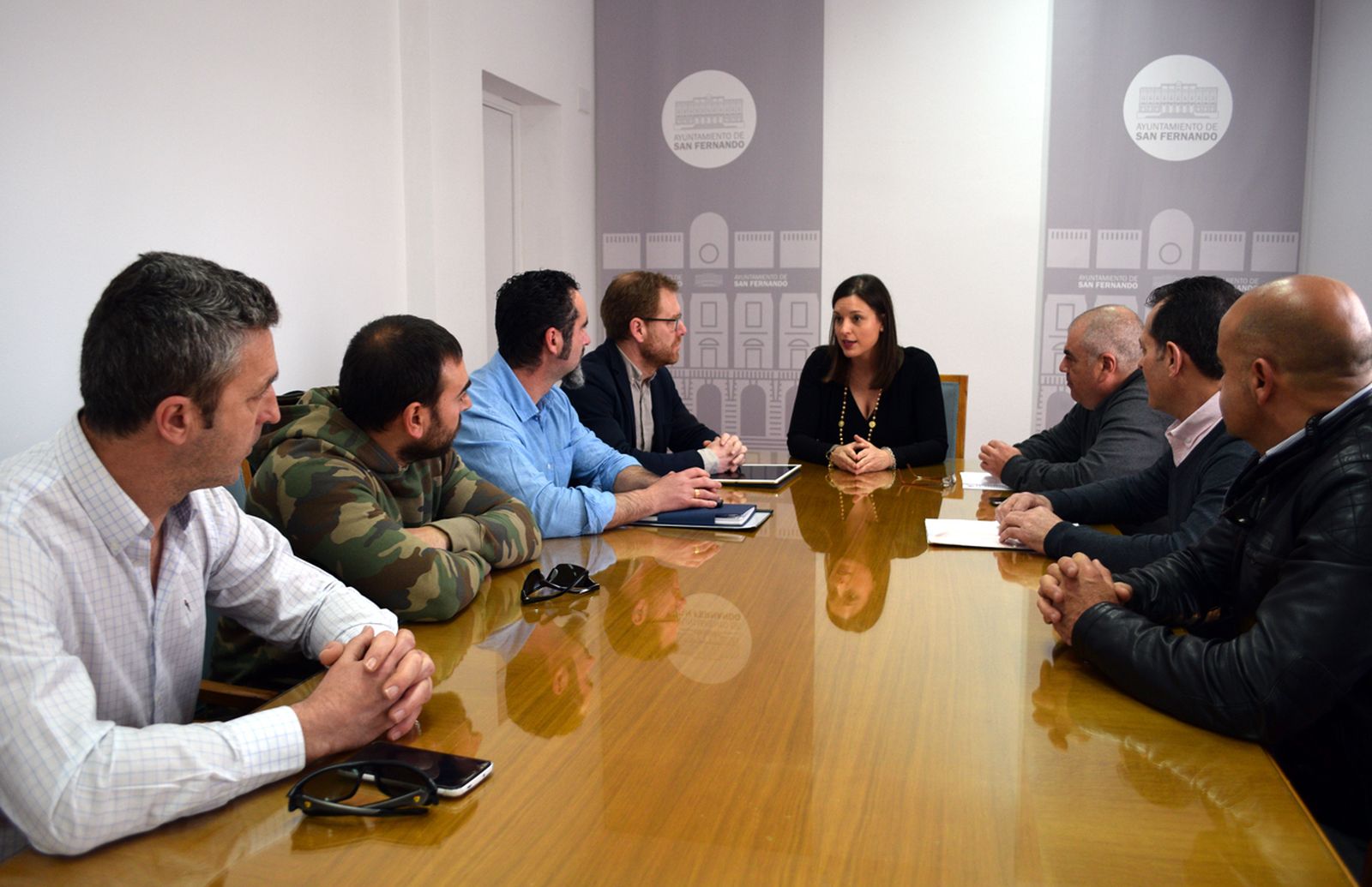 Reunión a tres bandas celebrada ayer en el Ayuntamiento isleño.