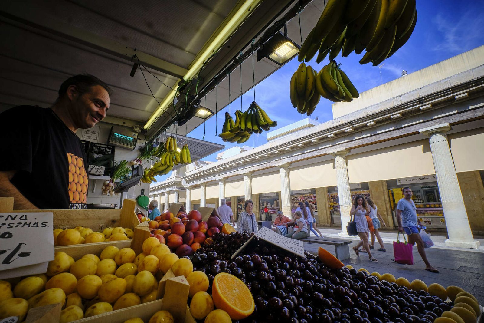 Un puesto de frutas en el perímetro exterior del Mercado Central de Cádiz.