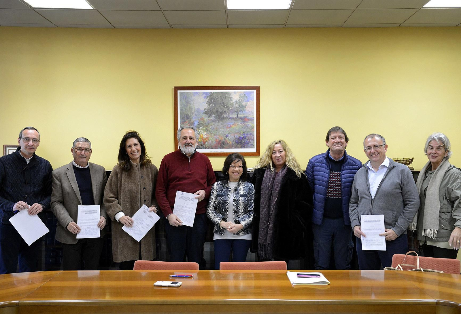 Collado con representantes de las cinco entidades sociales que recibieron ayudas municipales el pasado diciembre.