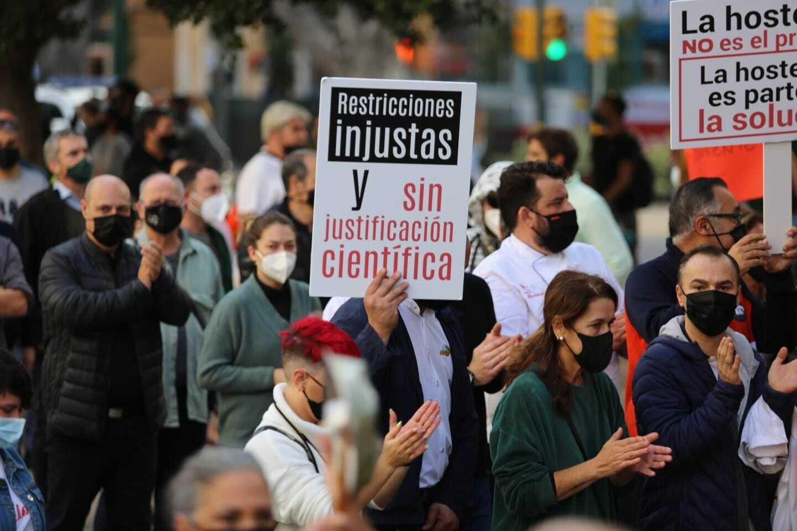 Fotos de la cacerolada de los hosteleros en Málaga, contras las medidas del Covid