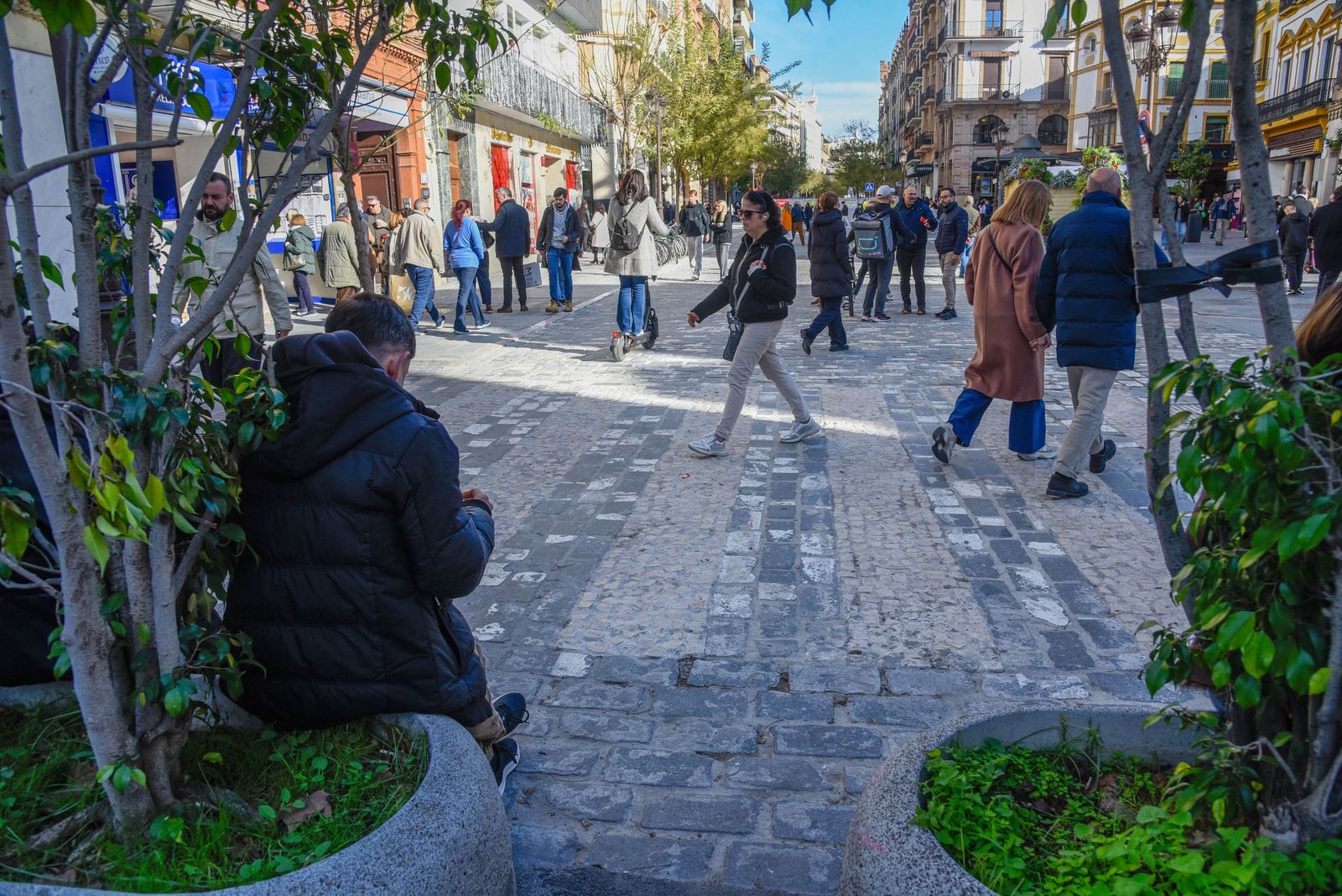 Los ciudadanos pasean por la Campana libre de vehículos.