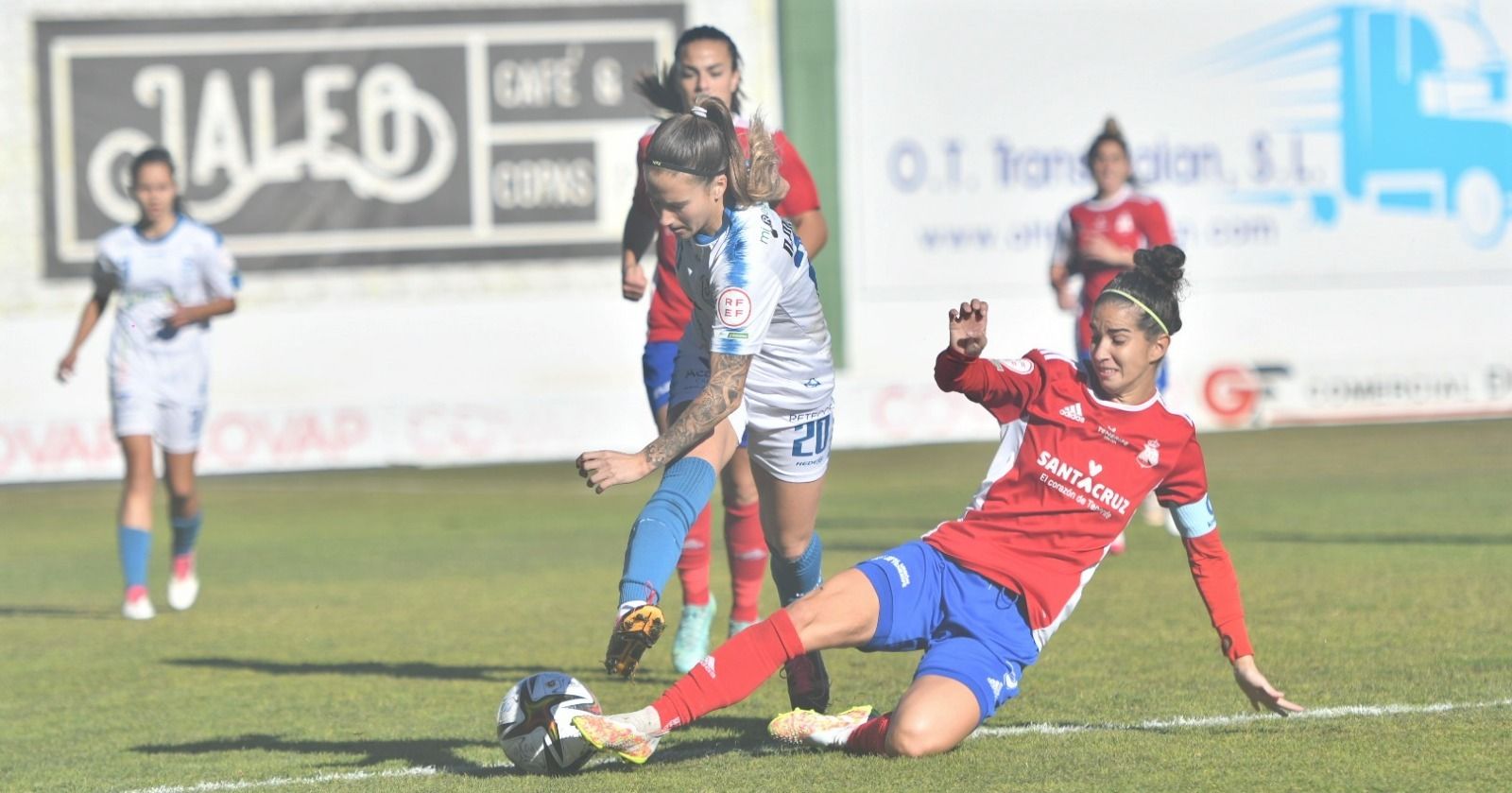 Natalia Montilla golpea un balón ante la defensa del Tacuense.