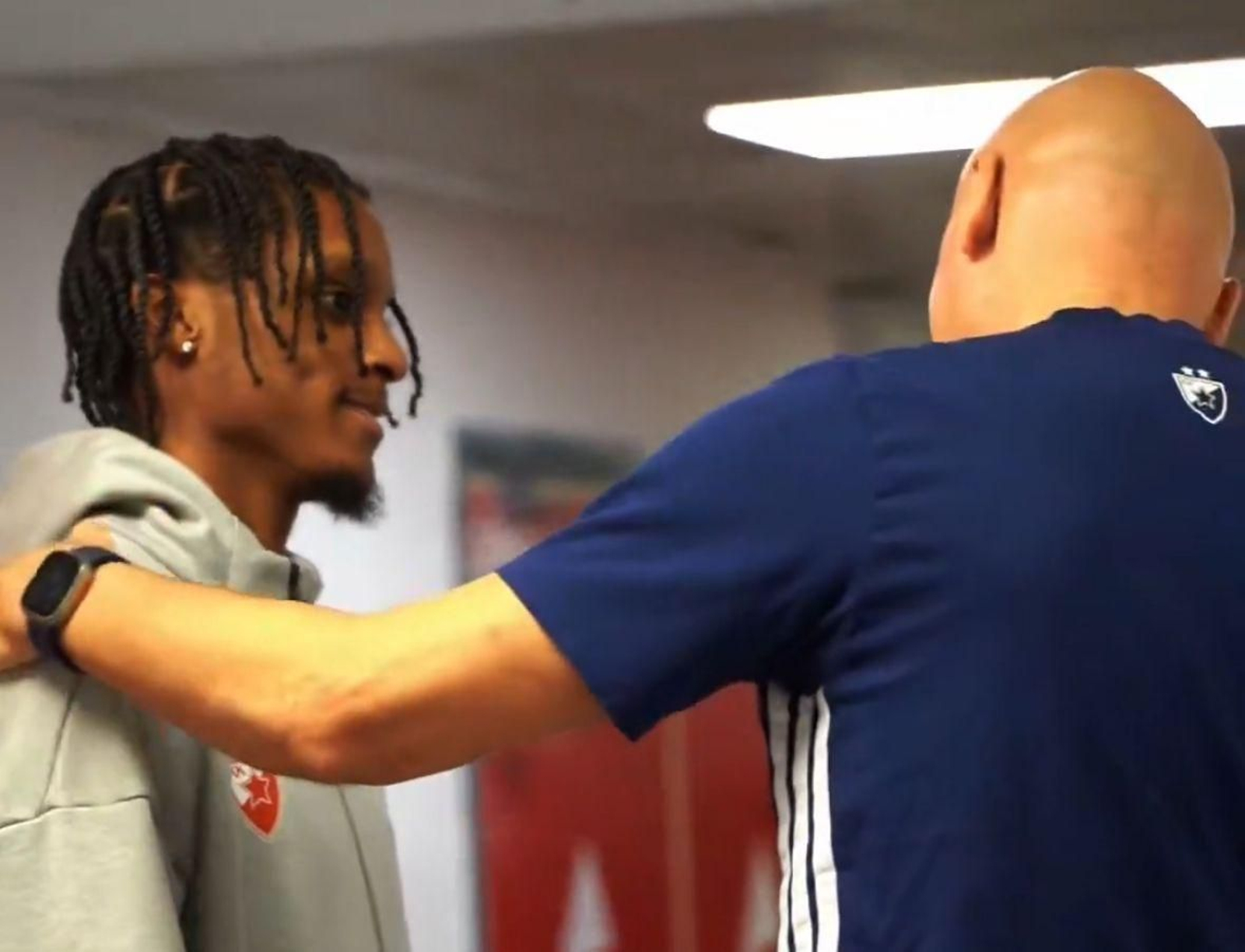 Carter saluda a Sasa Obradovic, su entrenador.