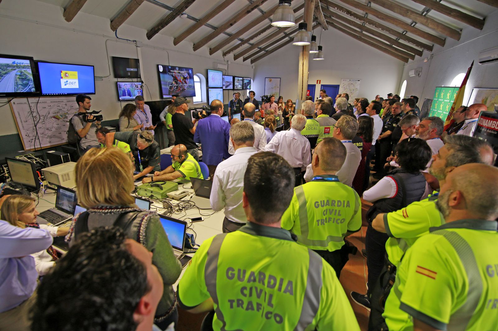 Efectivos del operativo, este viernes en el puesto de mando del circuito.