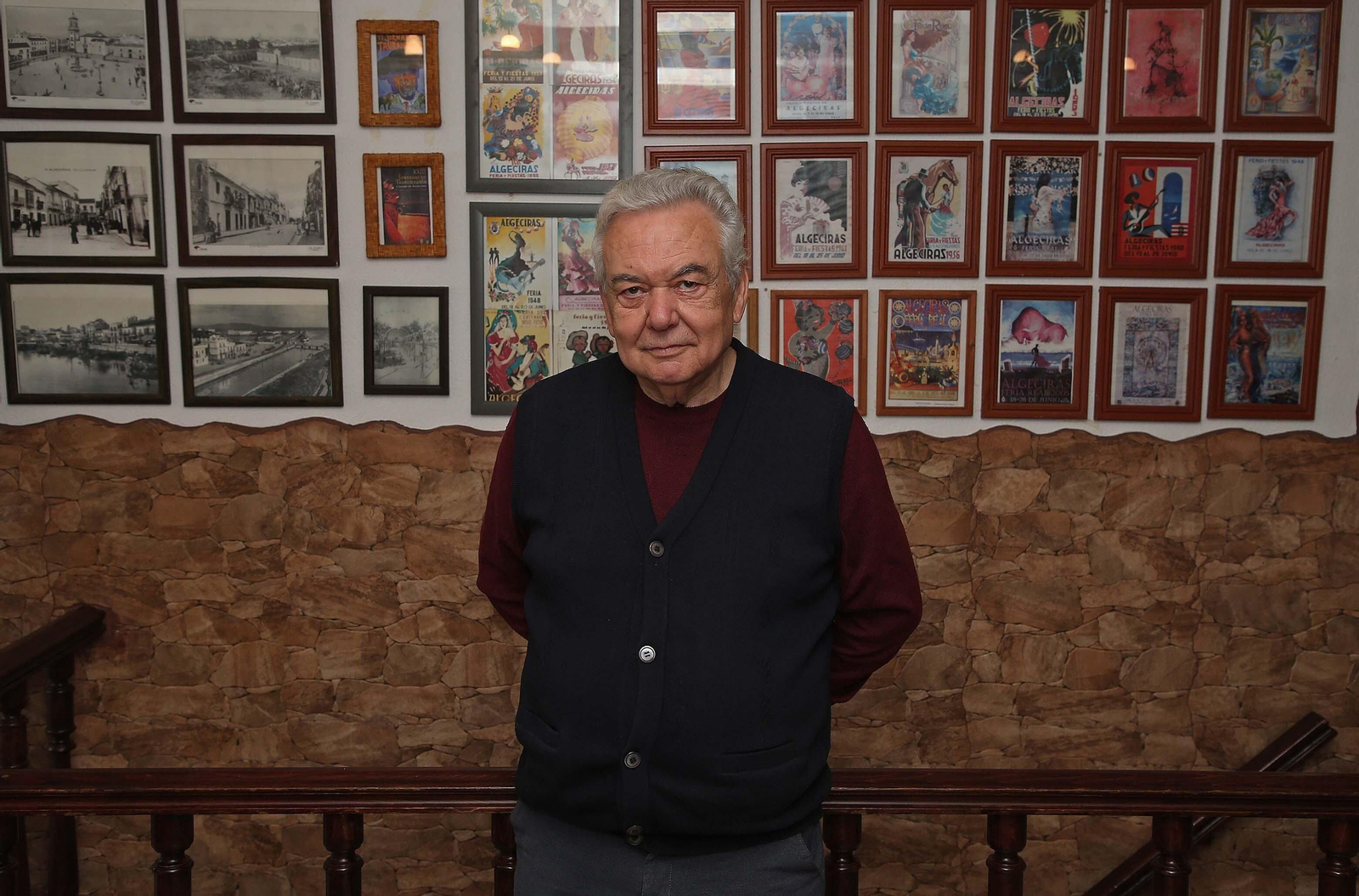 Márquez Salaverri, entre fotos antiguas de Algeciras, en el Mesón La Perseverancia, durante una entrevista para 'Europa Sur' en 2023.
