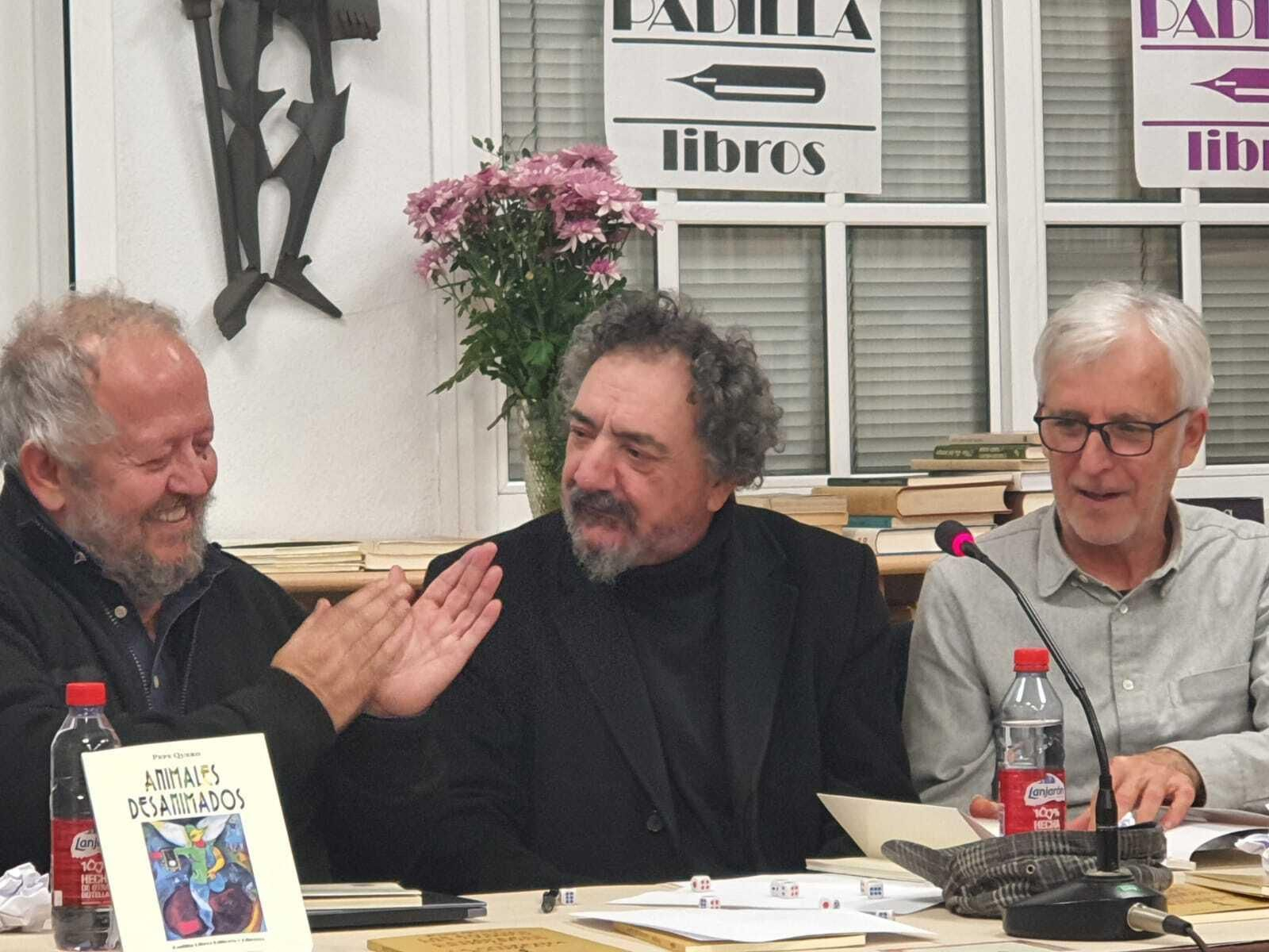 Pepe Quero, en la librería Padilla, entre Juan José Téllez y Kiko Veneno.