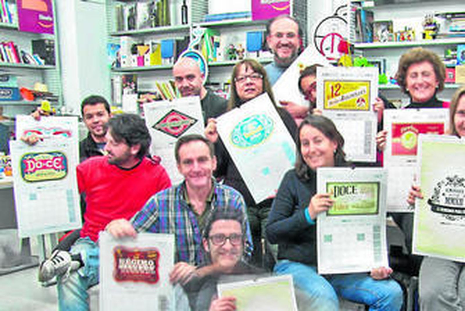 El equipo de Cadigrafía posa con el calendario que han creado para este 2012.