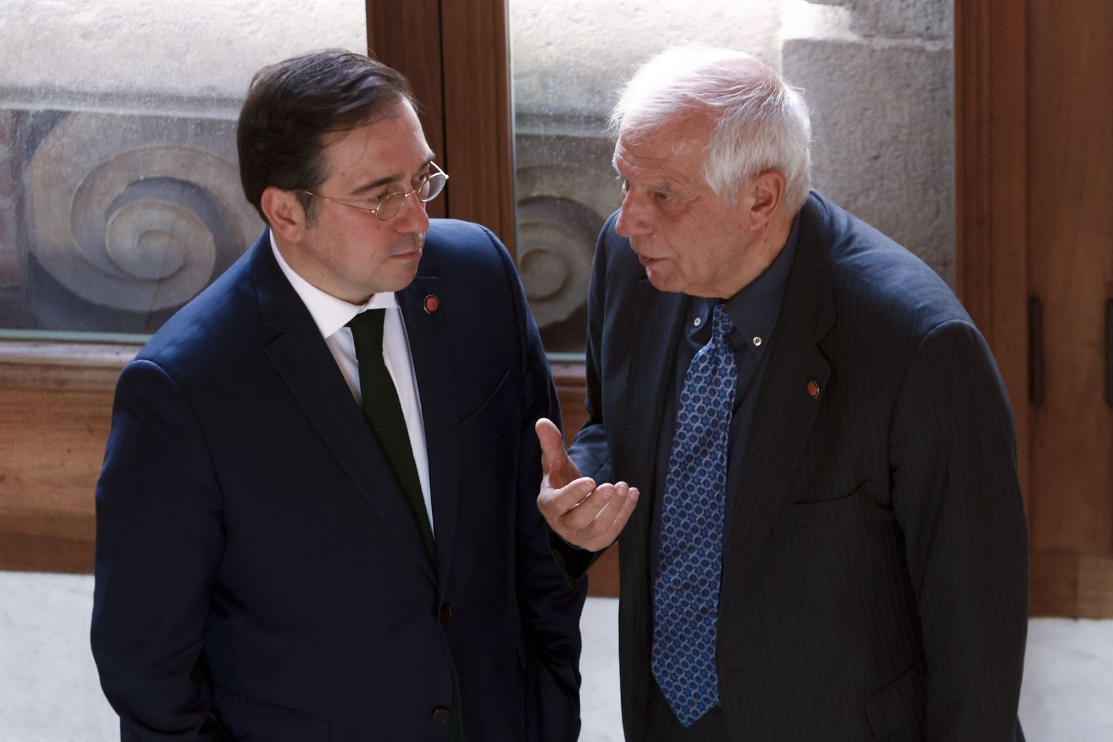 El Alto Representante de la Unión Europea para Asuntos Exteriores, Josep Borrell, conversa con el ministro de Asuntos Exteriores de España, José Manuel Albares, este lunes en Barcelona.