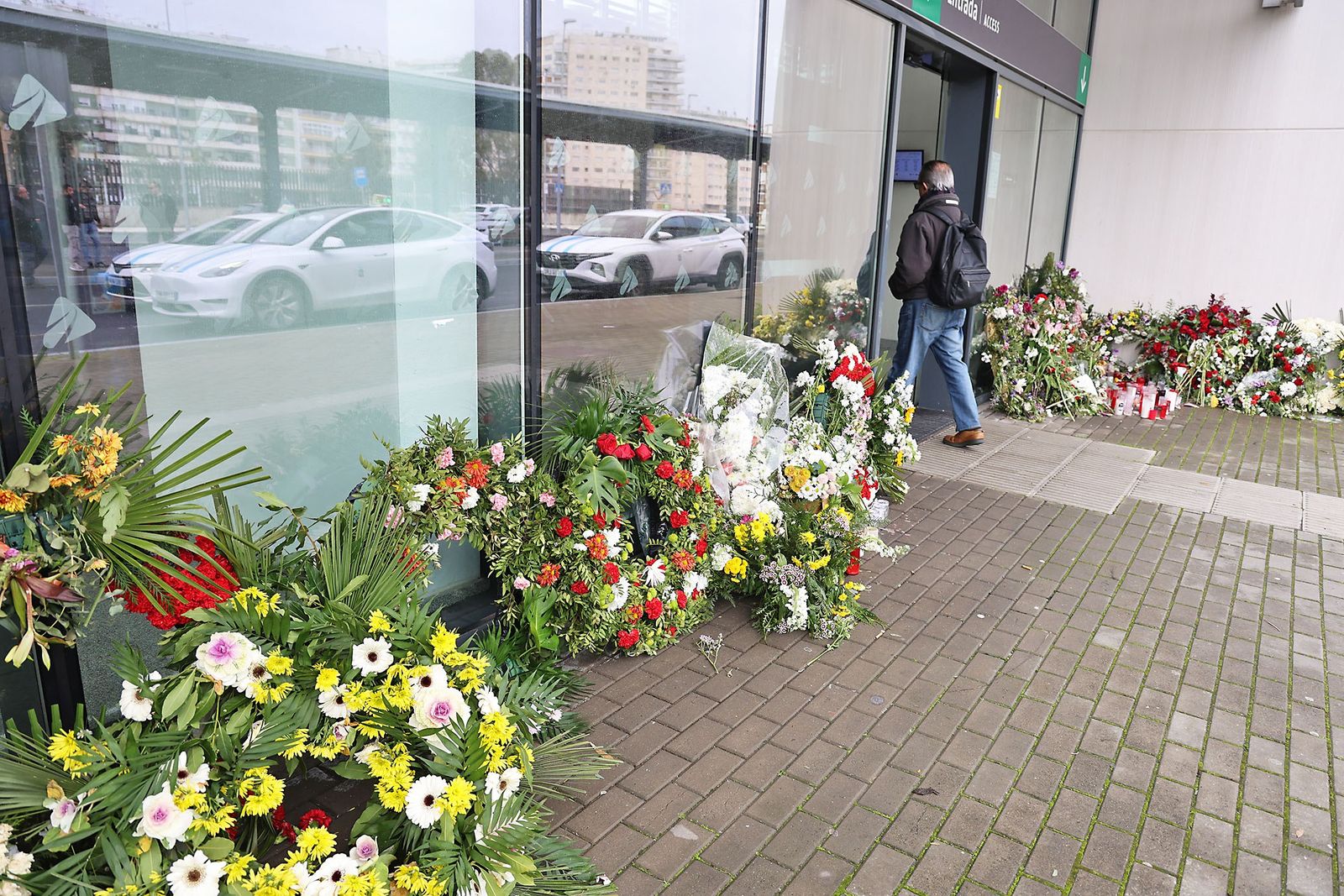 Estación de tren de Huelva, llena de flores.