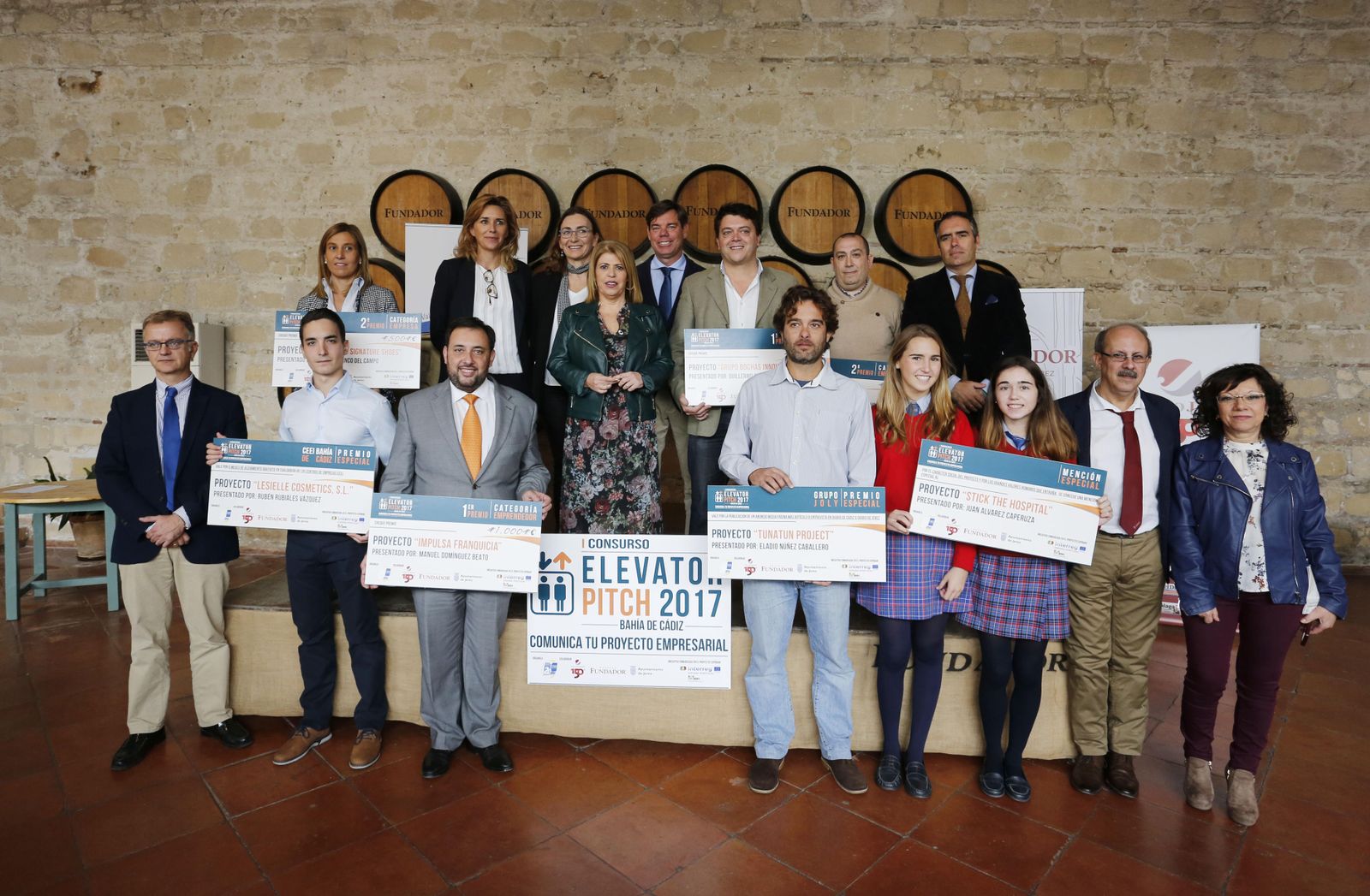 Foto de familia de los premiados y ganadores de las menciones espaciales junto a la alcaldesa, organizadores y colaboradores, ayer en Bodegas Fundador.