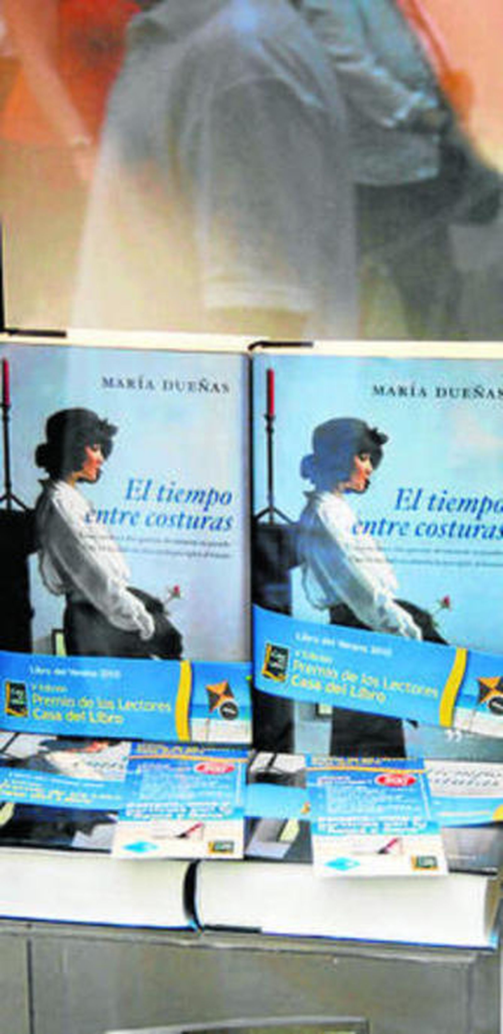 Libros de Dueñas en el escaparate.