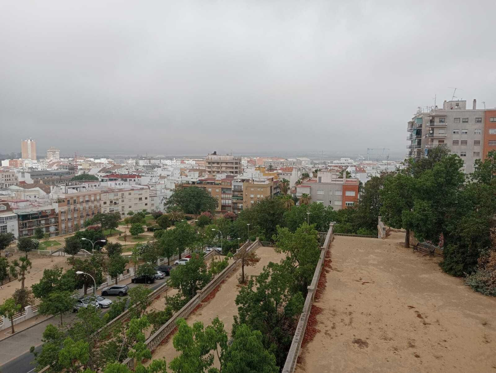 El cielo de Huelva teñido de gris por la calima y el polvo del desierto este miércoles