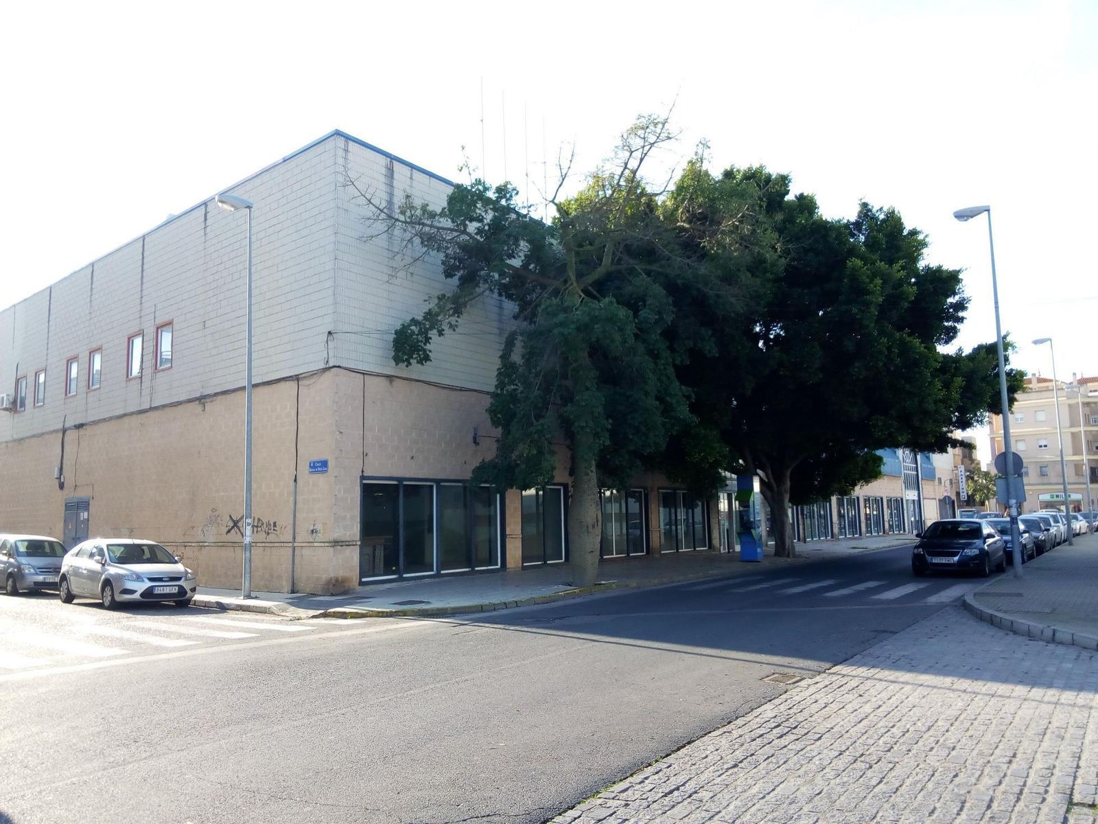 Las antiguas instalaciones comerciales de Supersol situadas junto a la estación de autobuses de la ciudad.