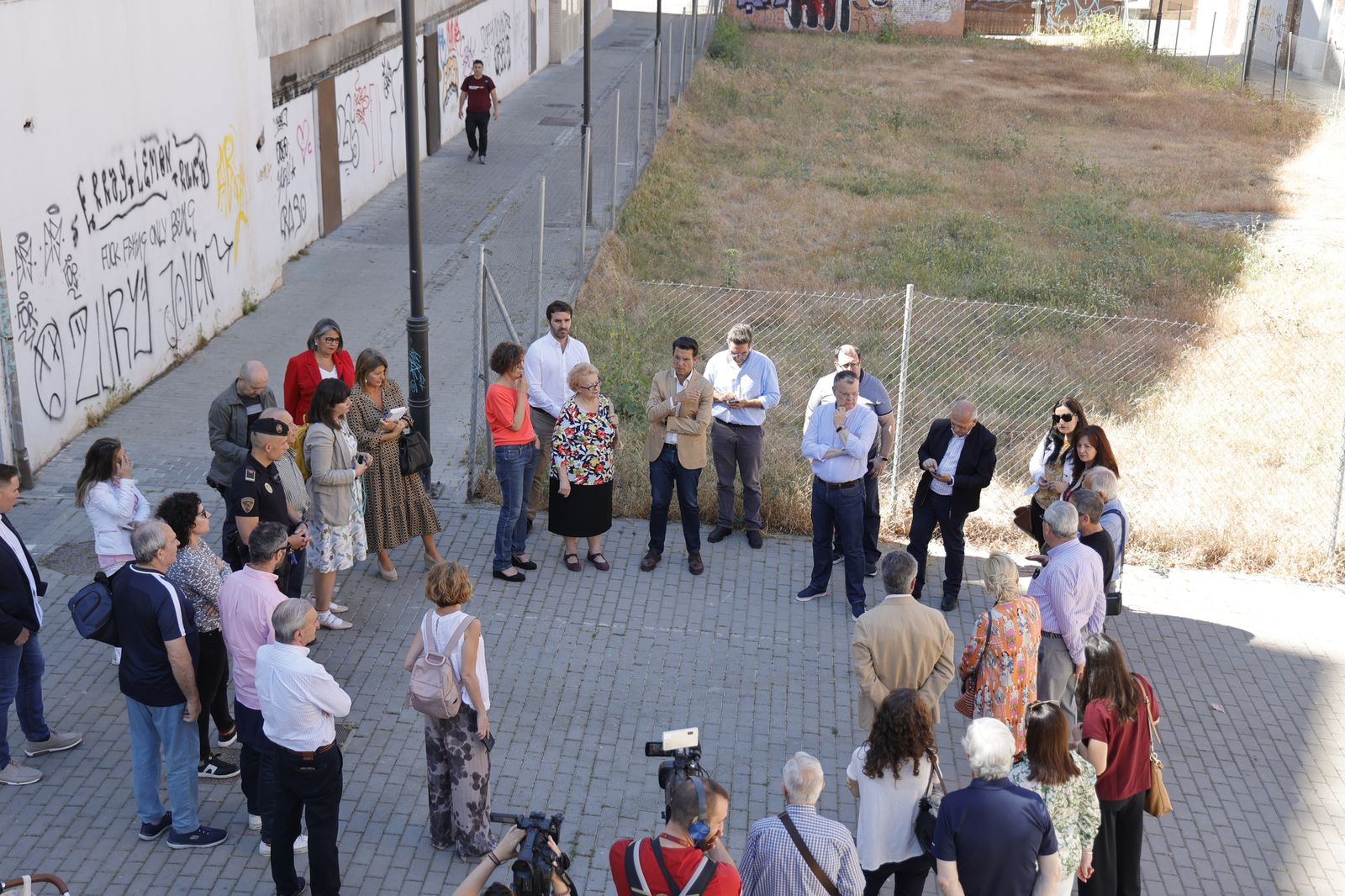 Cuenca habla con los vecinos cerca del solar.