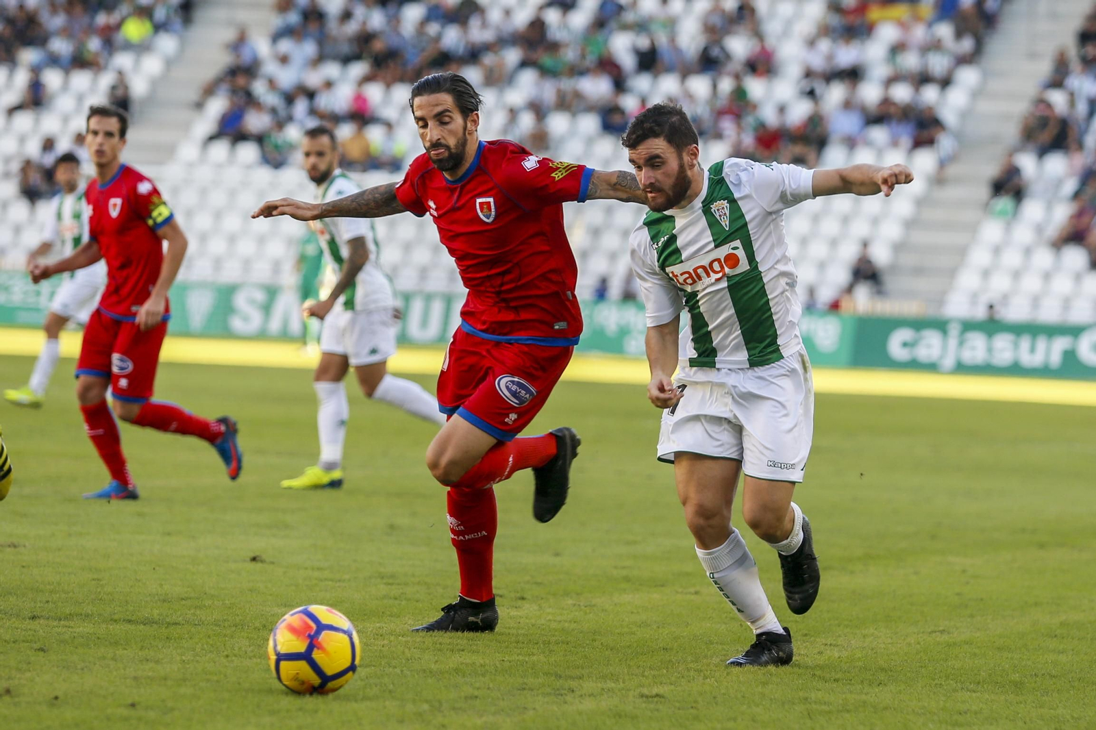 Javi Galán conduce el balón ante Kike Mateu en el último Córdoba-Numancia.