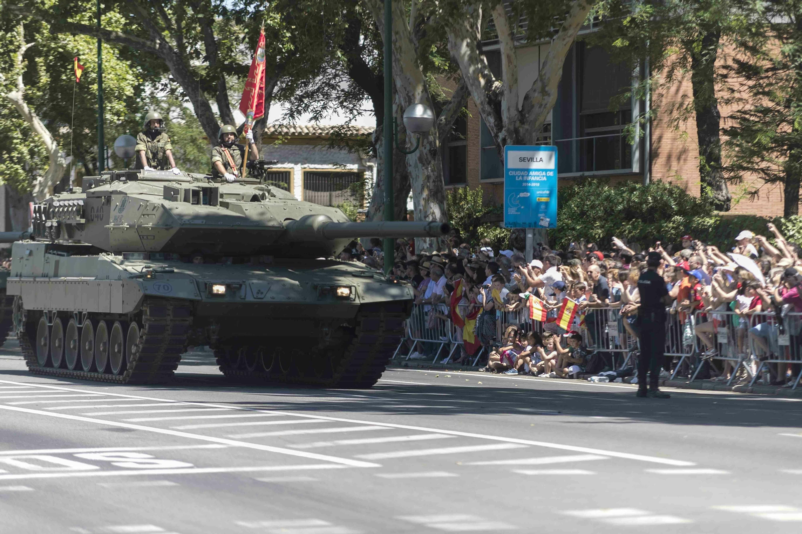 Las imágenes del desfile del Día de las Fuerzas Armadas en Sevilla
