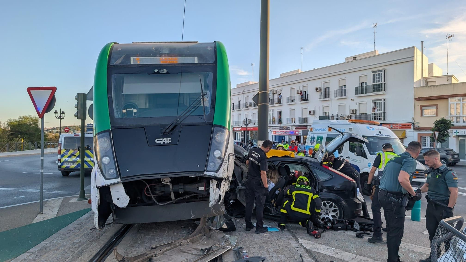 Imagen frontal del tranvía tras el choque del sábado con el coche destrozado a la derecha.