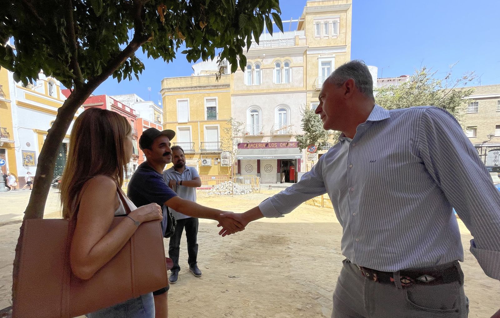 Sanz saluda a un vecino en la zona de obras de la Plaza de Montesión.